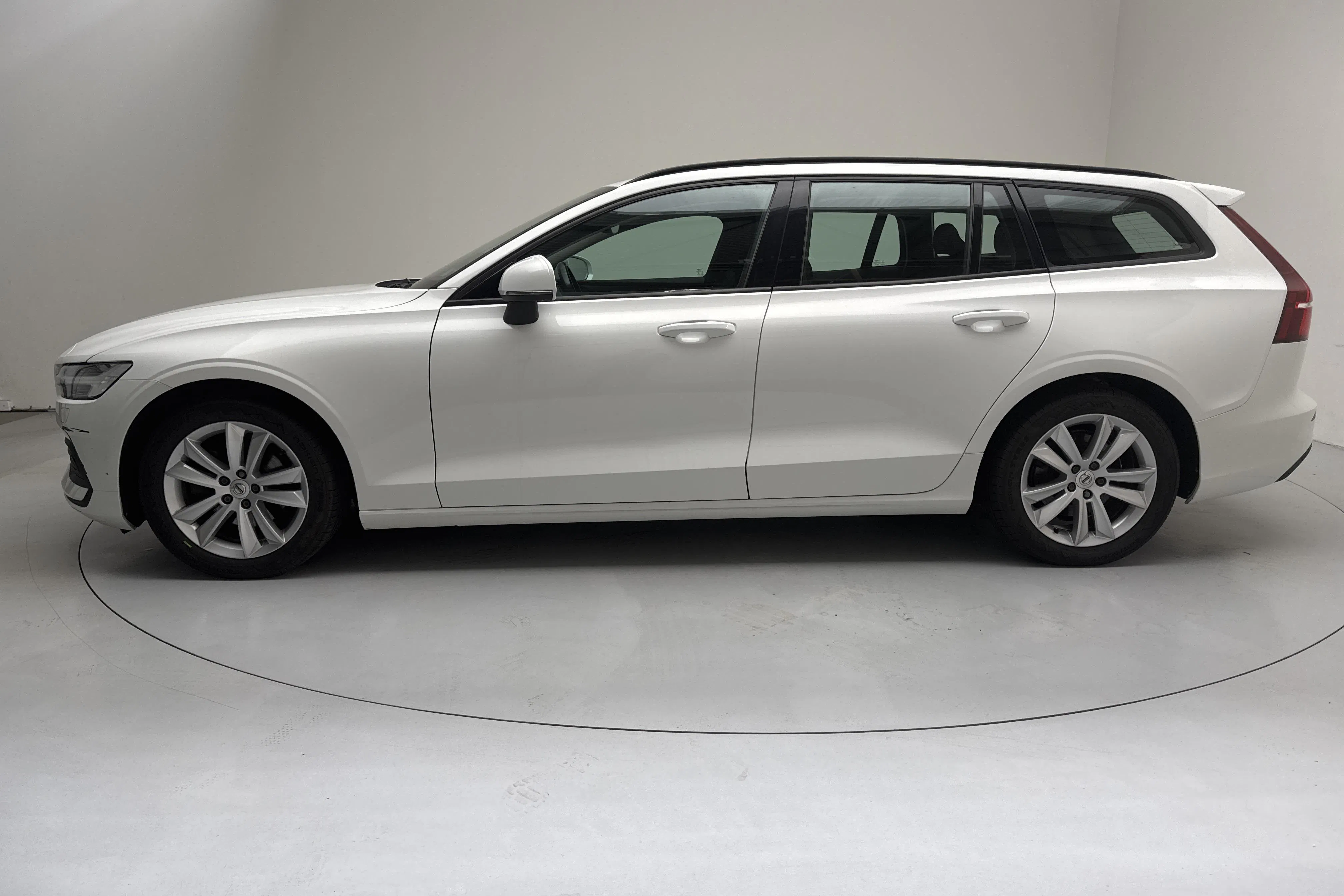 Presentationsfoto 2 av 13: Volvo V60 D3 (150hk) - 12 875 mil - Automat - vit - 2019