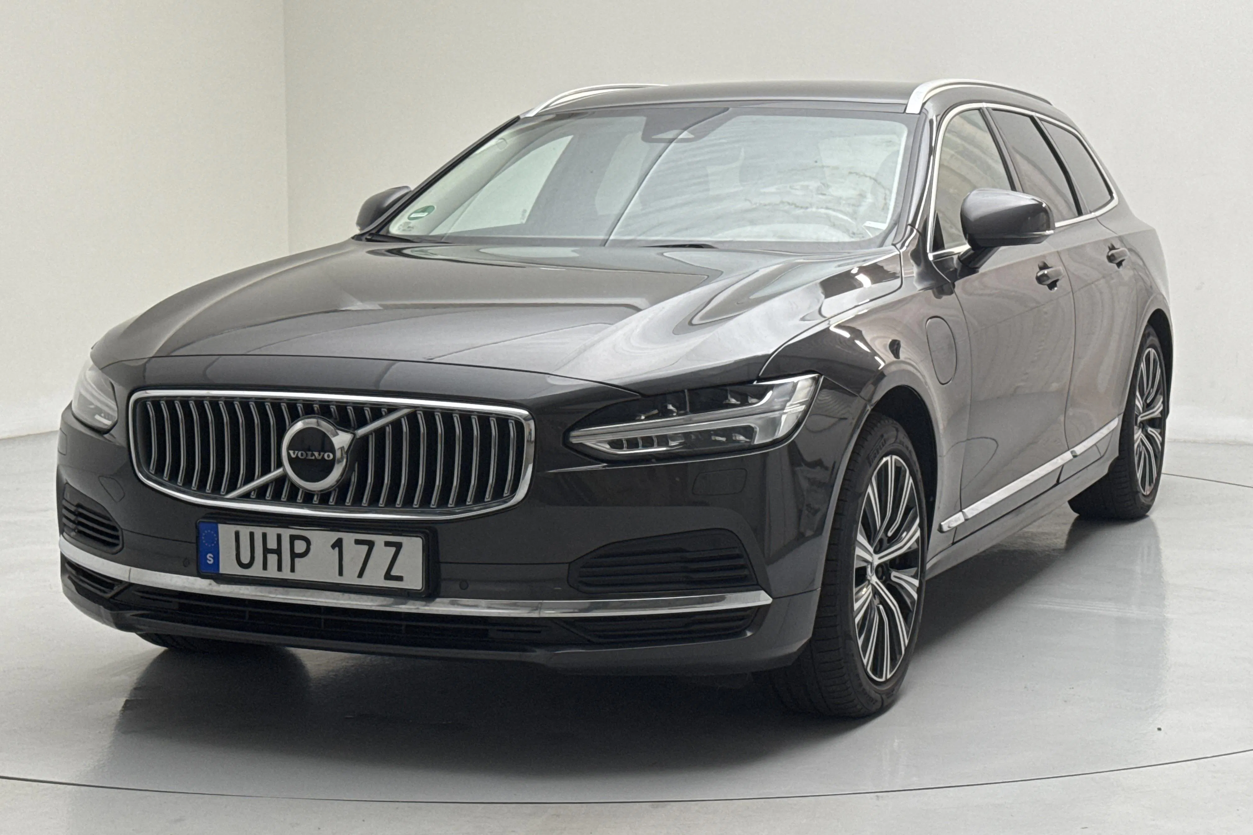 Presentationsfoto 1 av 17: Volvo V90 T6 AWD Twin Engine (340hk) - 19 627 mil - Automat - grå - 2022