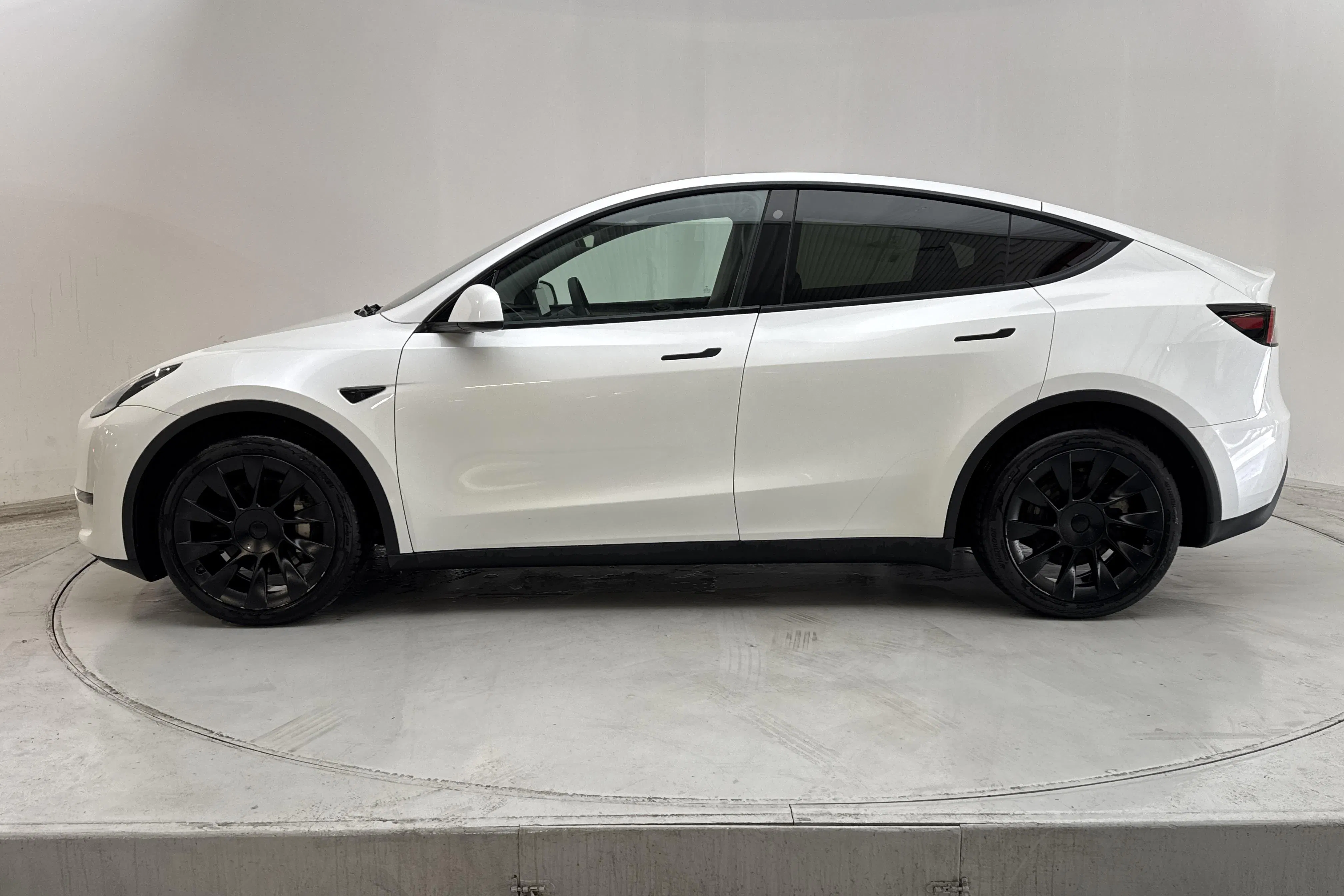 Presentationsfoto 2 av 19: Tesla Model Y Long Range Dual Motor AWD - 9 910 mil - Automat - vit - 2023