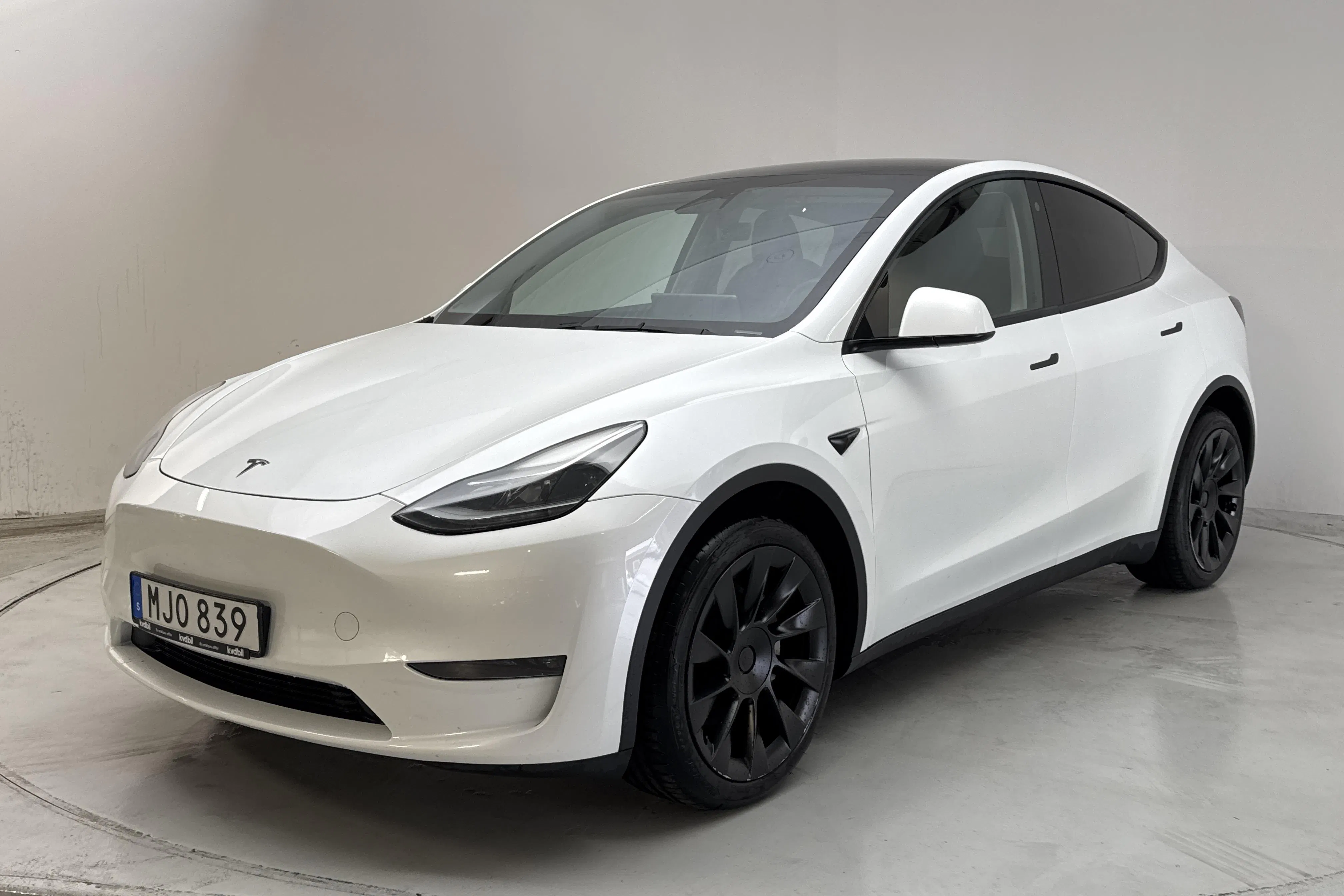 Presentationsfoto 1 av 19: Tesla Model Y Long Range Dual Motor AWD - 9 910 mil - Automat - vit - 2023