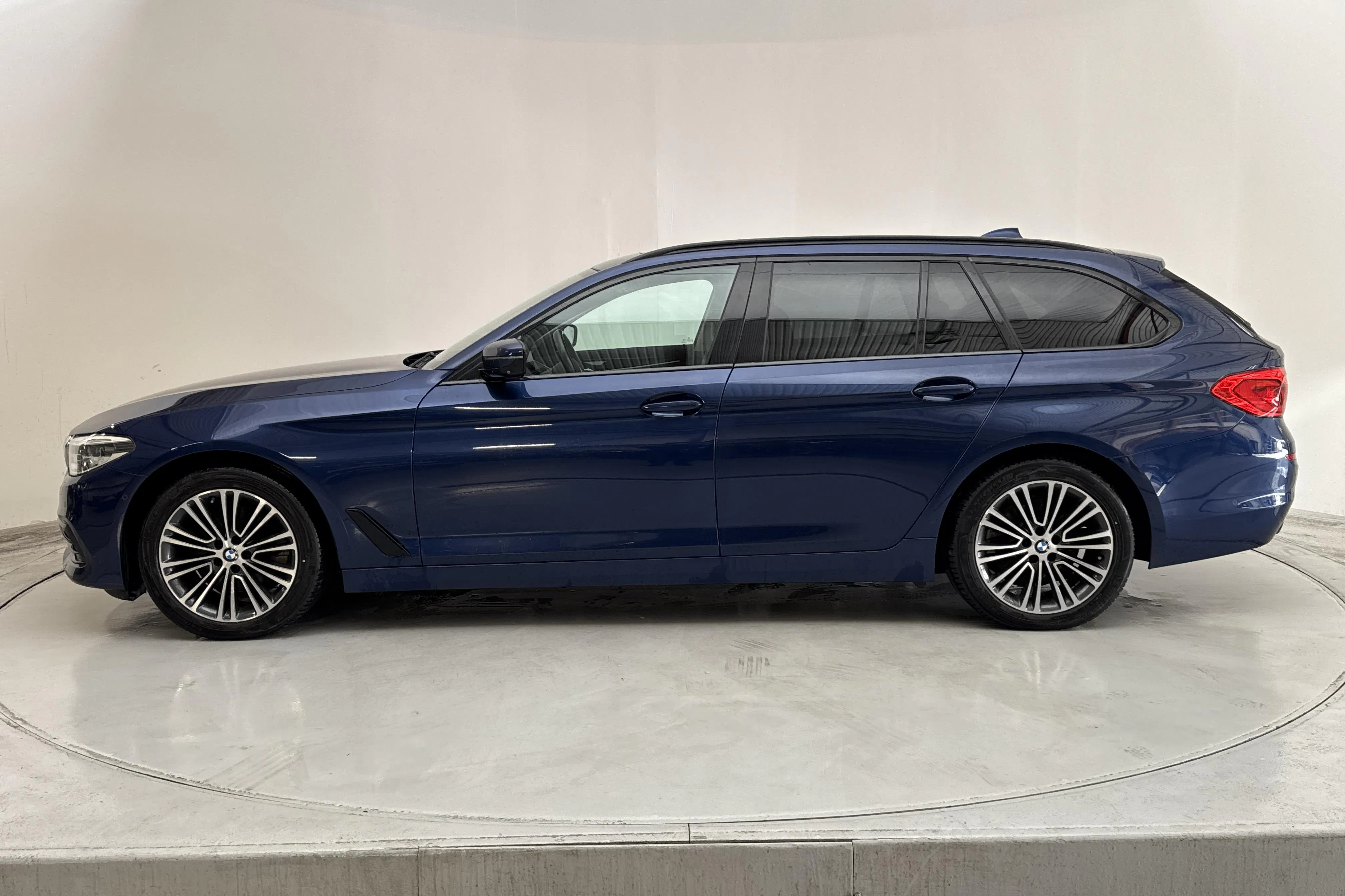 Presentation photo 2 of 16: BMW 520d xDrive Touring, G31 (190hk) - 91 880 km - Automatic - blue - 2019