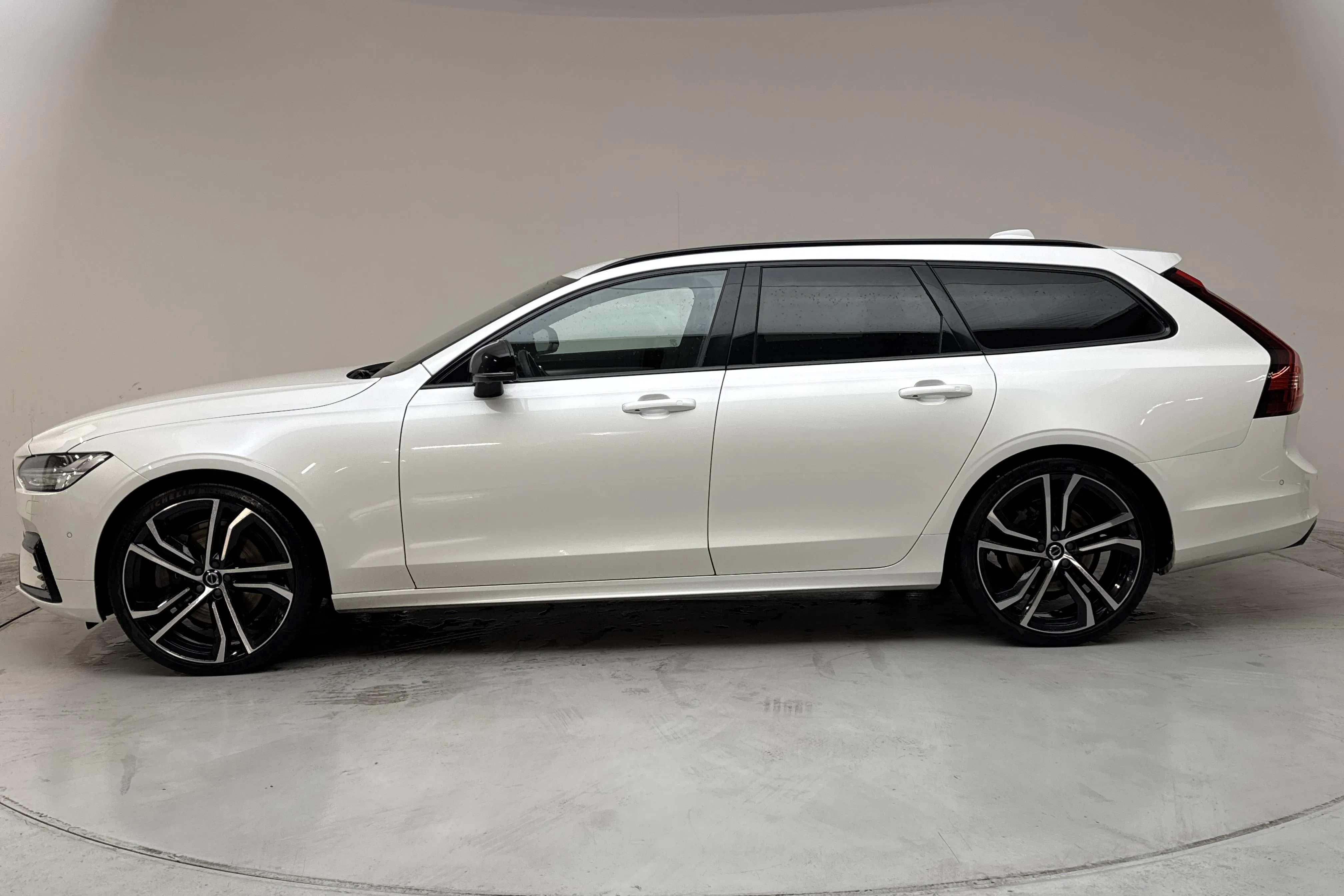 Presentation photo 2 of 15: Volvo V90 B4 AWD Mildhybrid, Diesel (190hk) - 180 270 km - Automatic - white - 2022