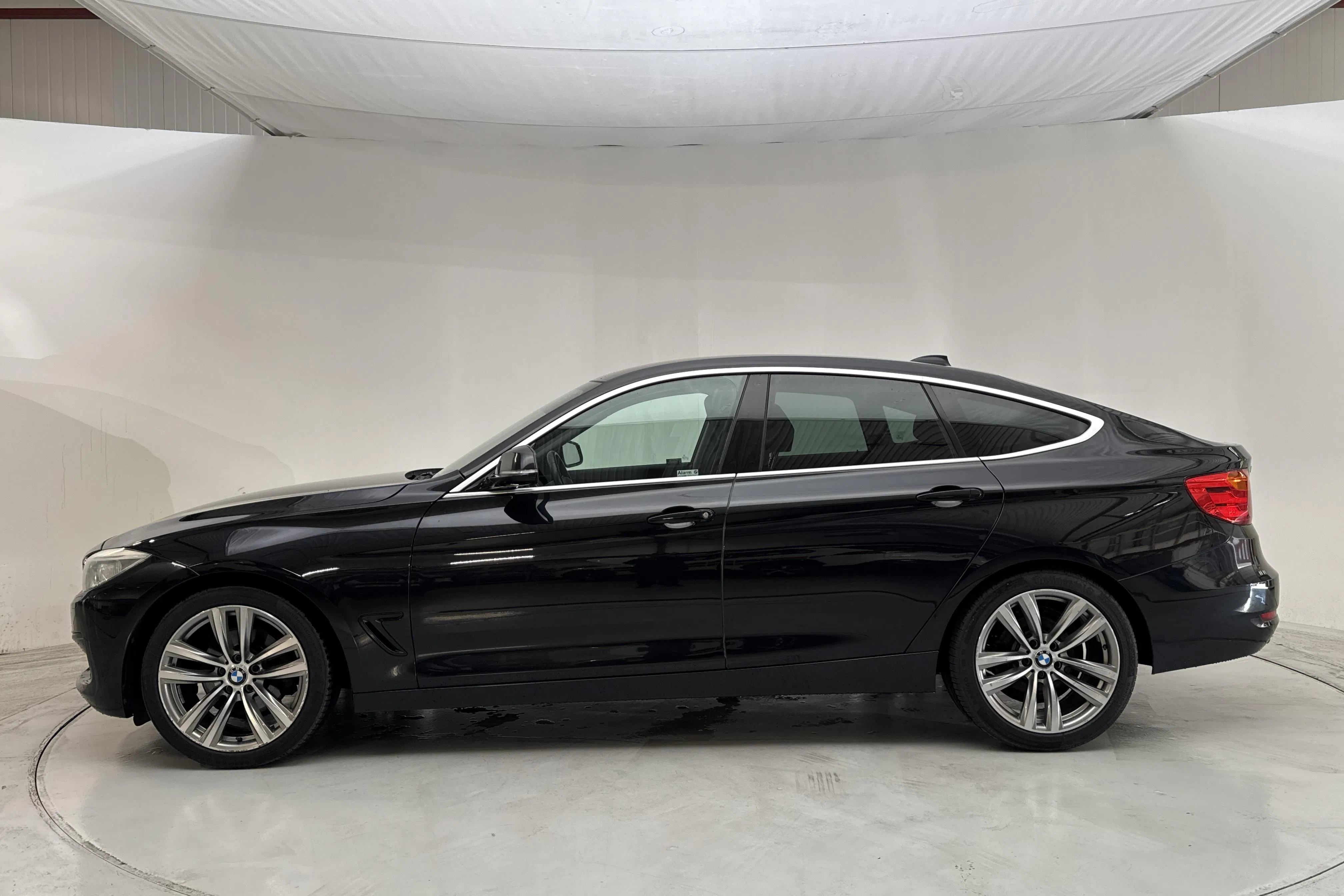 Presentationsfoto 2 av 13: BMW 328i GT, F34 (245hk) - 25 504 mil - Automat - svart - 2013