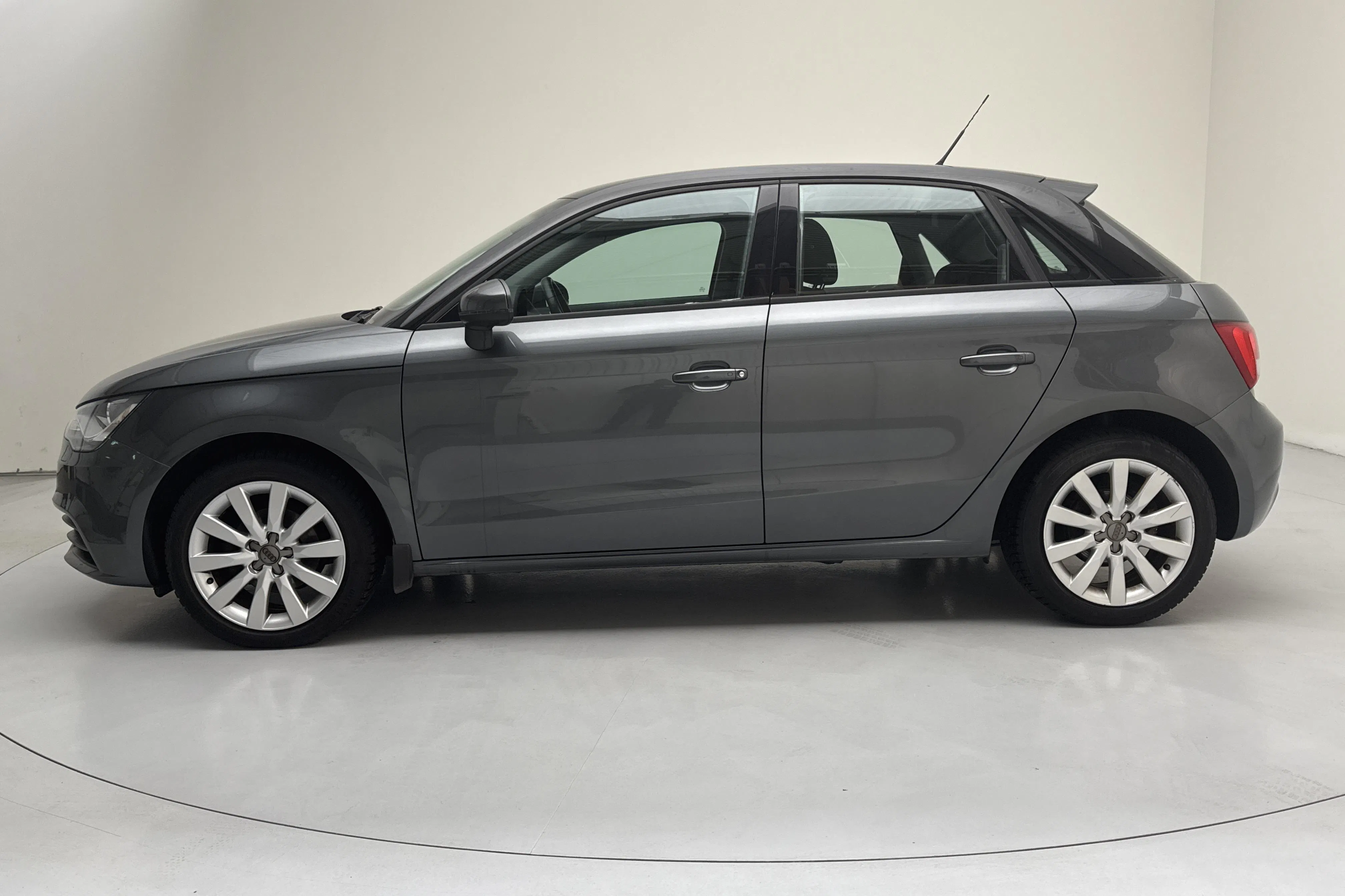 Presentationsfoto 2 av 11: Audi A1 1.2 TFSI Sportback (86hk) - 4 464 mil - Manuell - grå - 2014