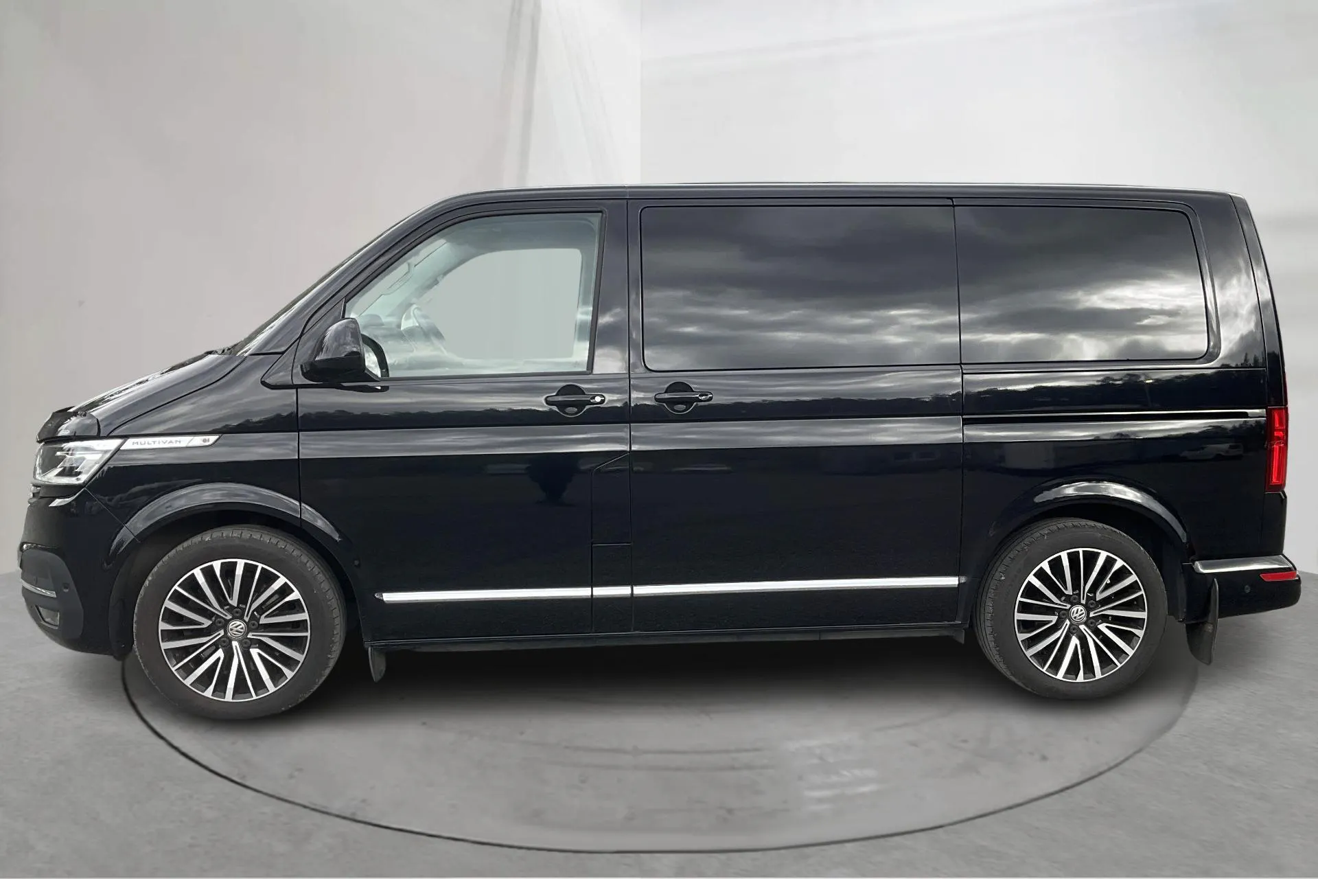 Presentationsfoto 2 av 19: VW Multivan T6.1 TDI 4MOTION (204hk) - 6 865 mil - Automat - svart - 2023