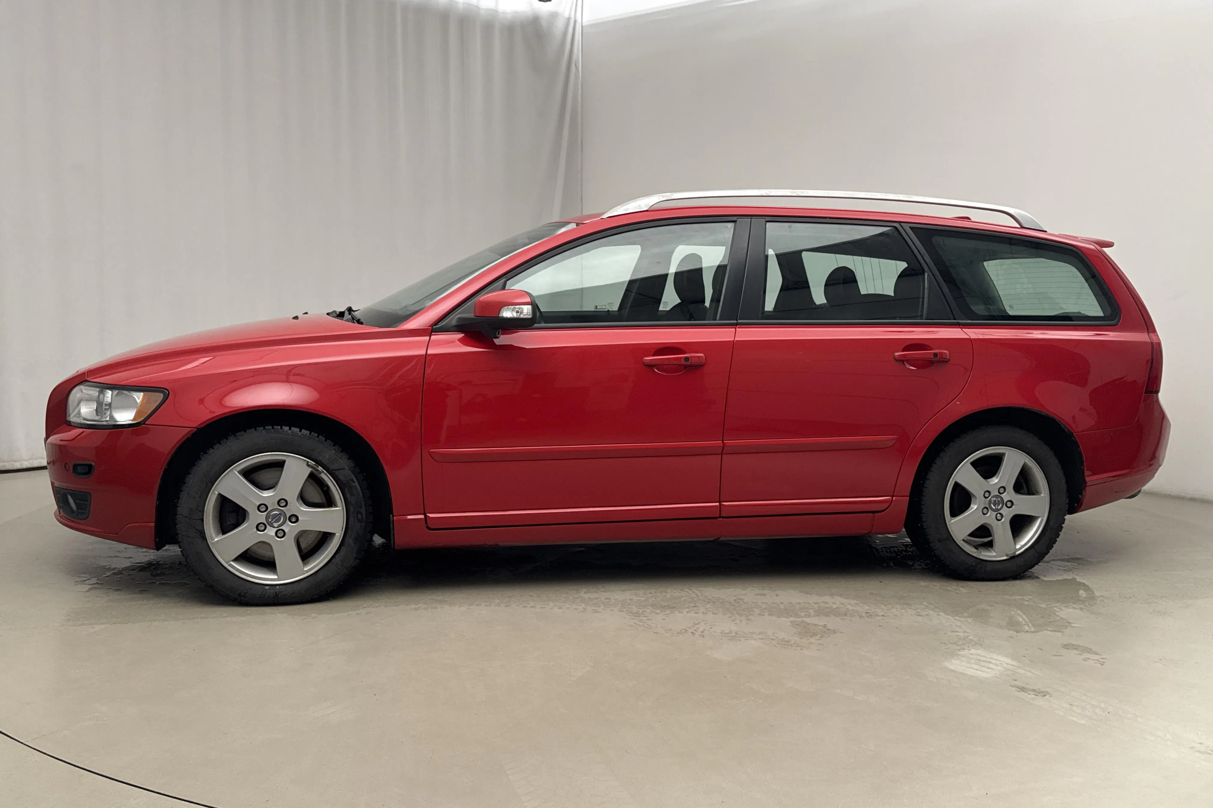 Presentationsfoto 2 av 20: Volvo V50 T5 AWD (230hk) - 18 493 mil - Automat - röd - 2008