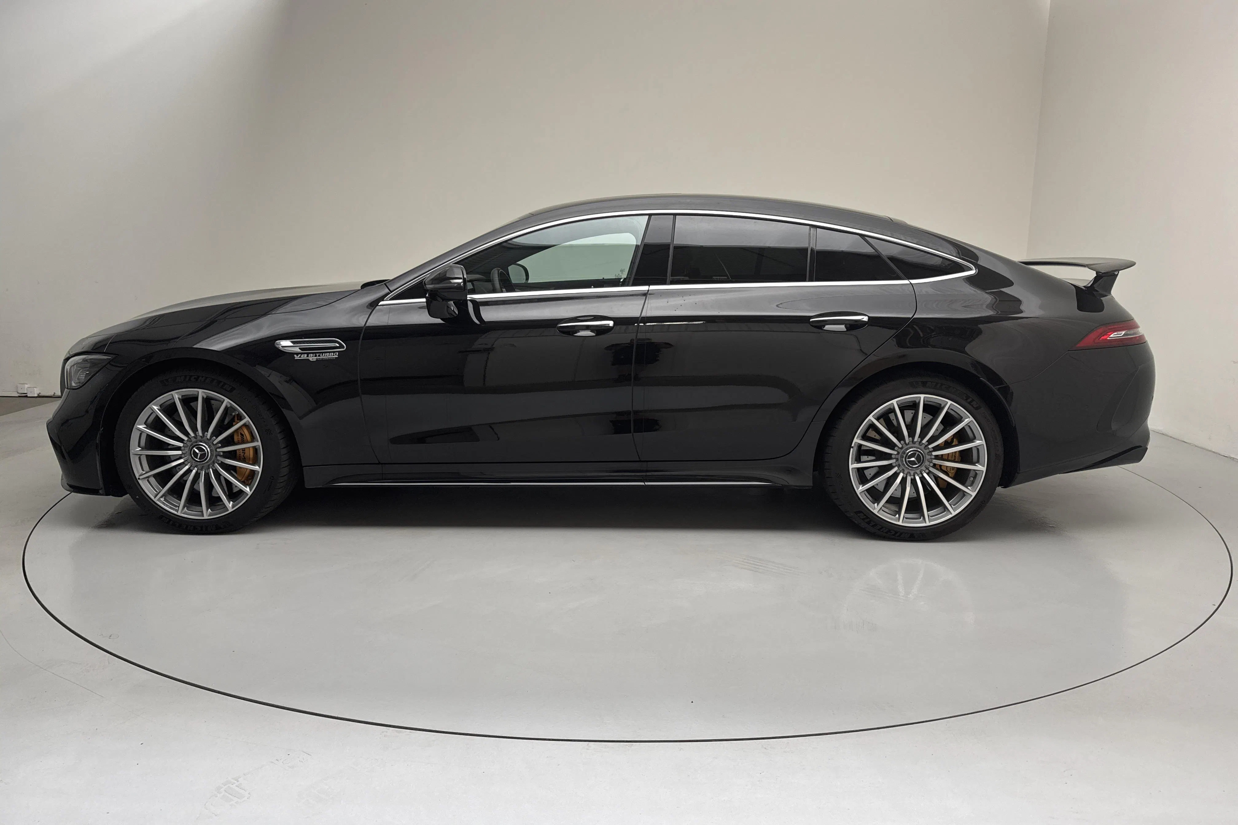 Presentationsfoto 2 av 25: Mercedes AMG GT 63 S E Performance 4MATIC 4dr Coupé X290 (639hk) - 2 869 mil - Automat - svart - 2023