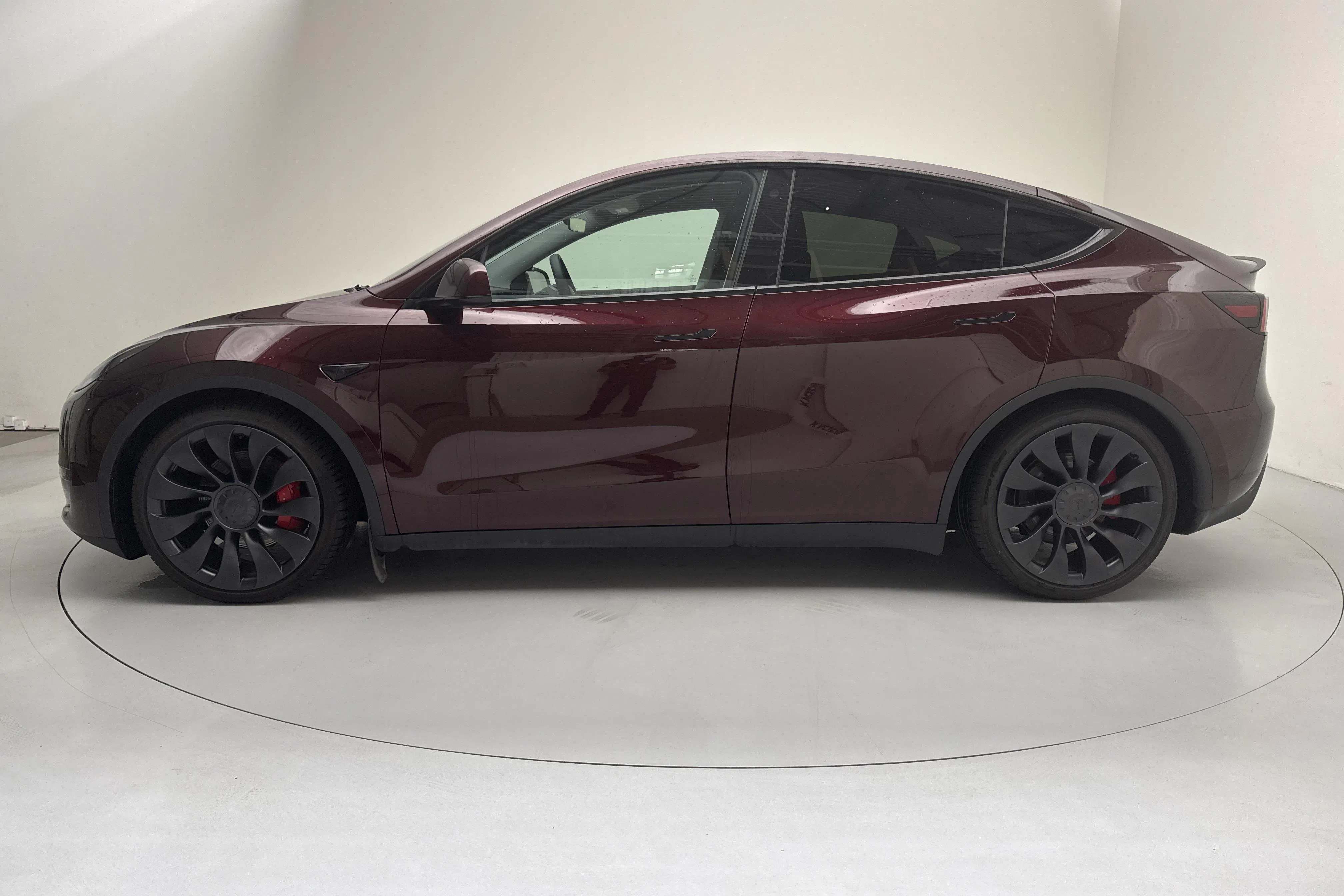 Presentation photo 2 of 17: Tesla Model Y Performance Dual Motor AWD - 73 900 km - Automatic - red - 2024