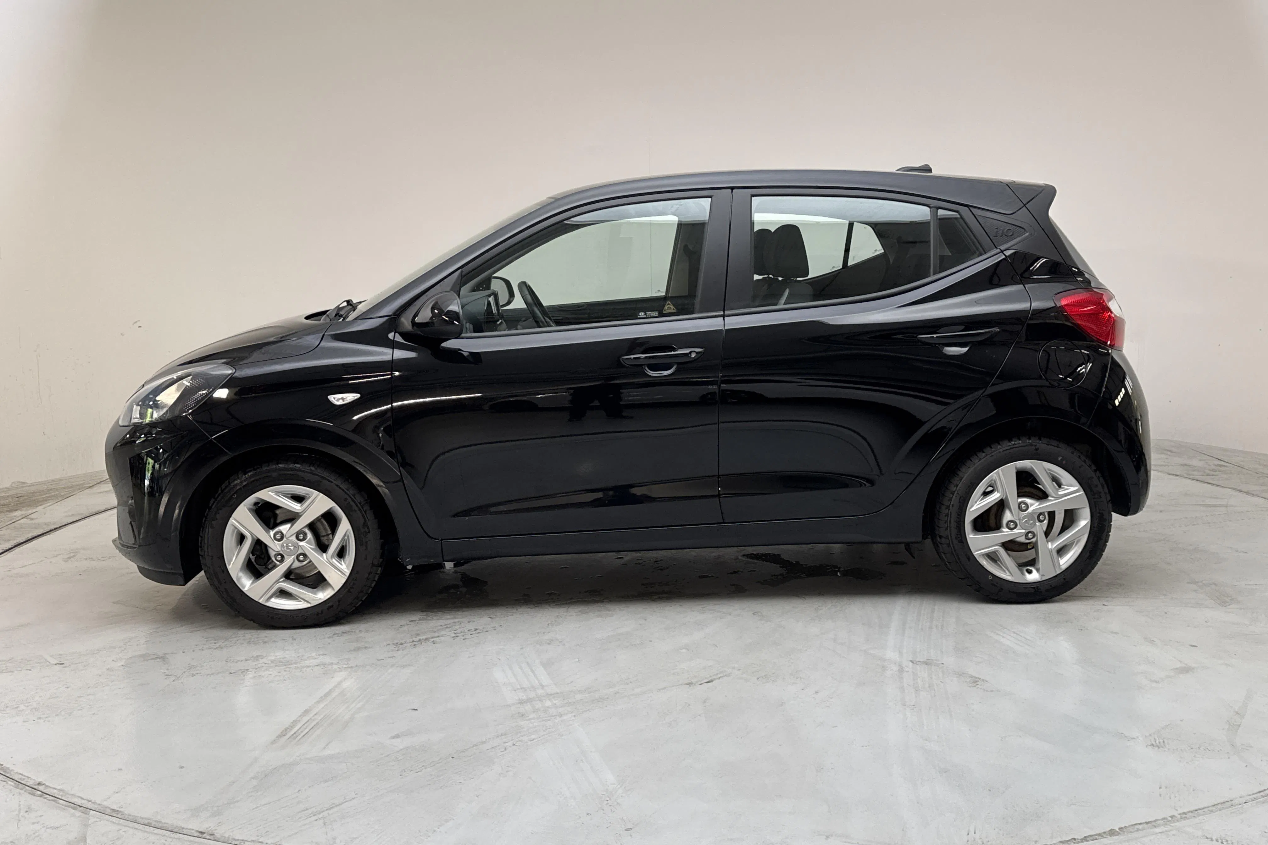 Presentation photo 2 of 12: Hyundai i10 1.0 MPi (67hk) - 30 940 km - Manual - black - 2021