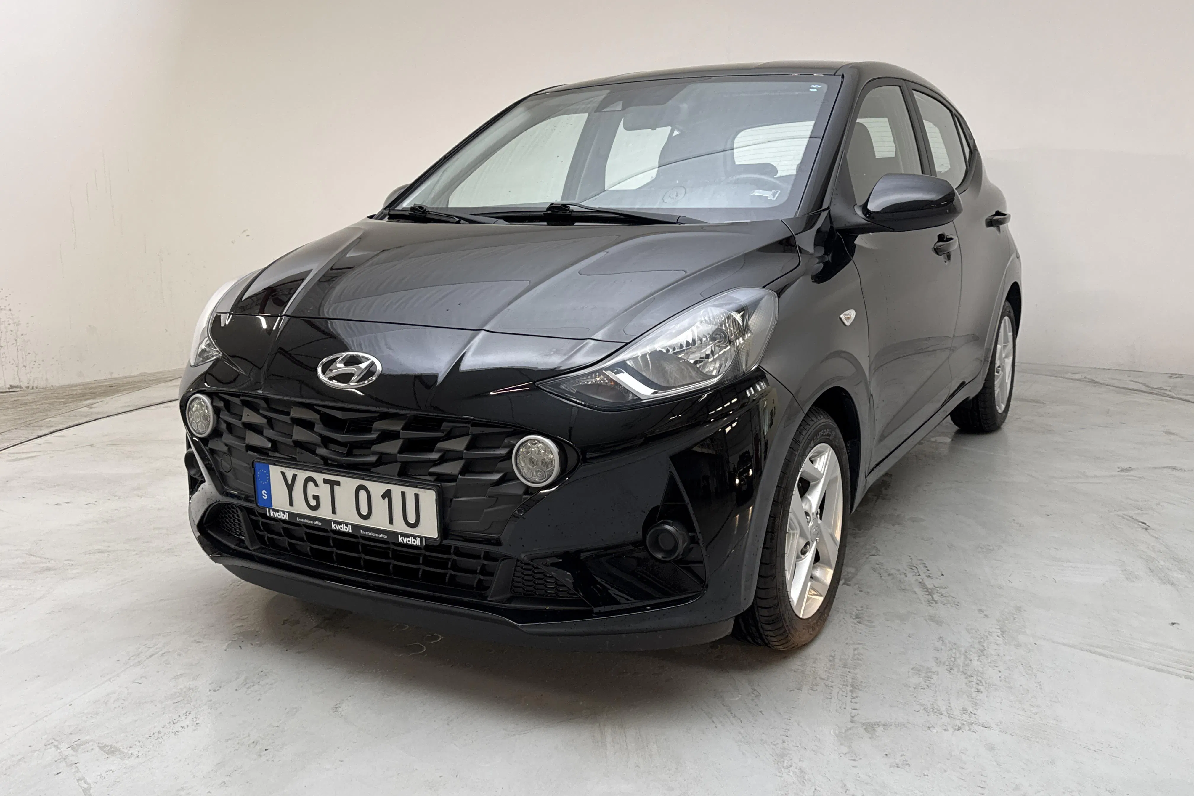 Presentation photo 1 of 12: Hyundai i10 1.0 MPi (67hk) - 30 940 km - Manual - black - 2021