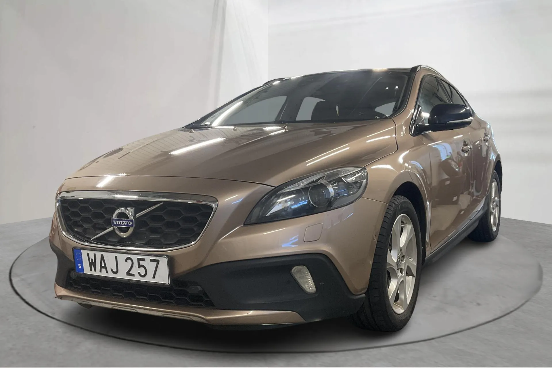 Presentationsfoto 1 av 16: Volvo V40 Cross Country D3 (150hk) - 26 364 mil - Automat - brun - 2016
