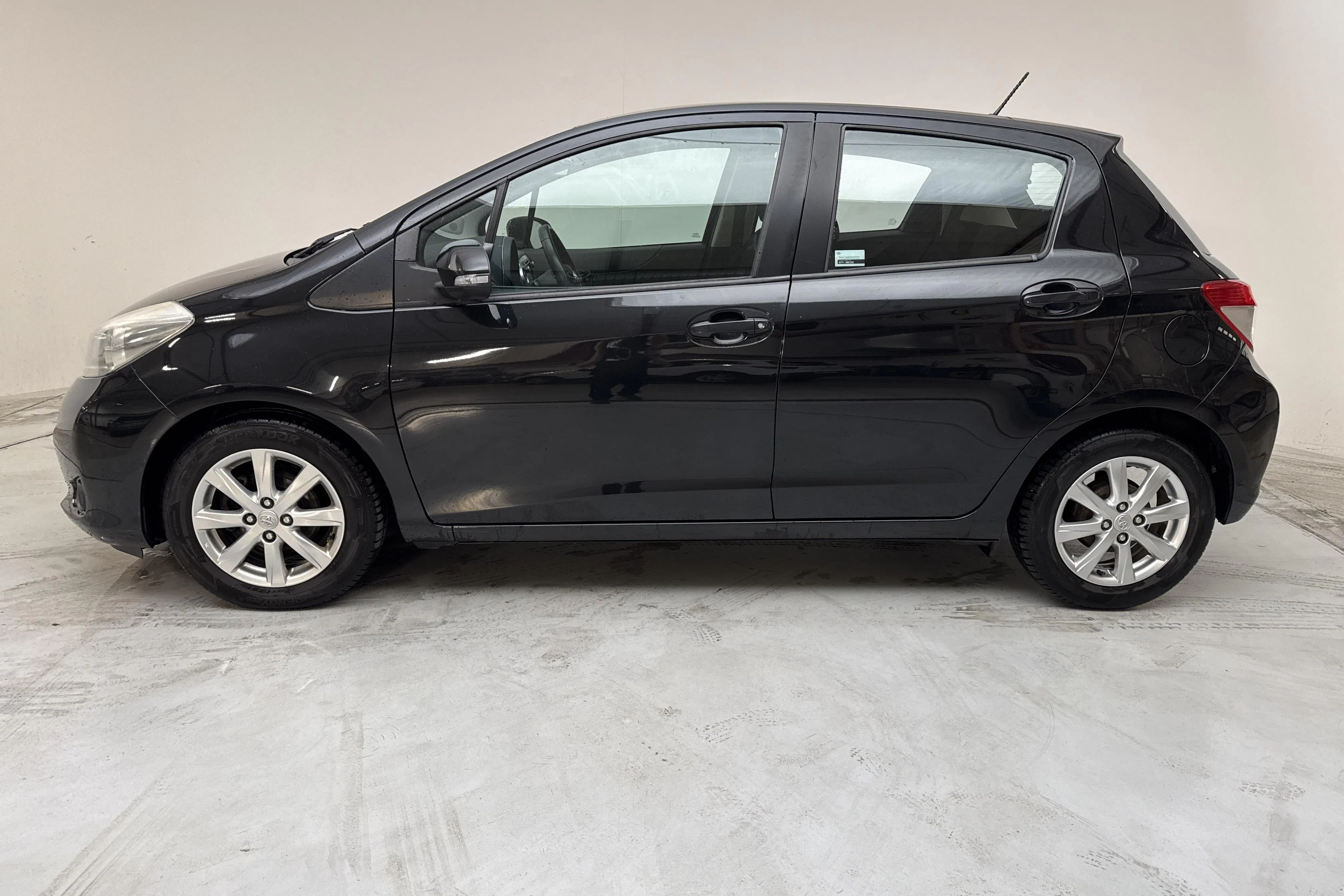 Presentation photo 2 of 13: Toyota Yaris 1.33 5dr (100hk) - 97 170 km - Manual - black - 2012