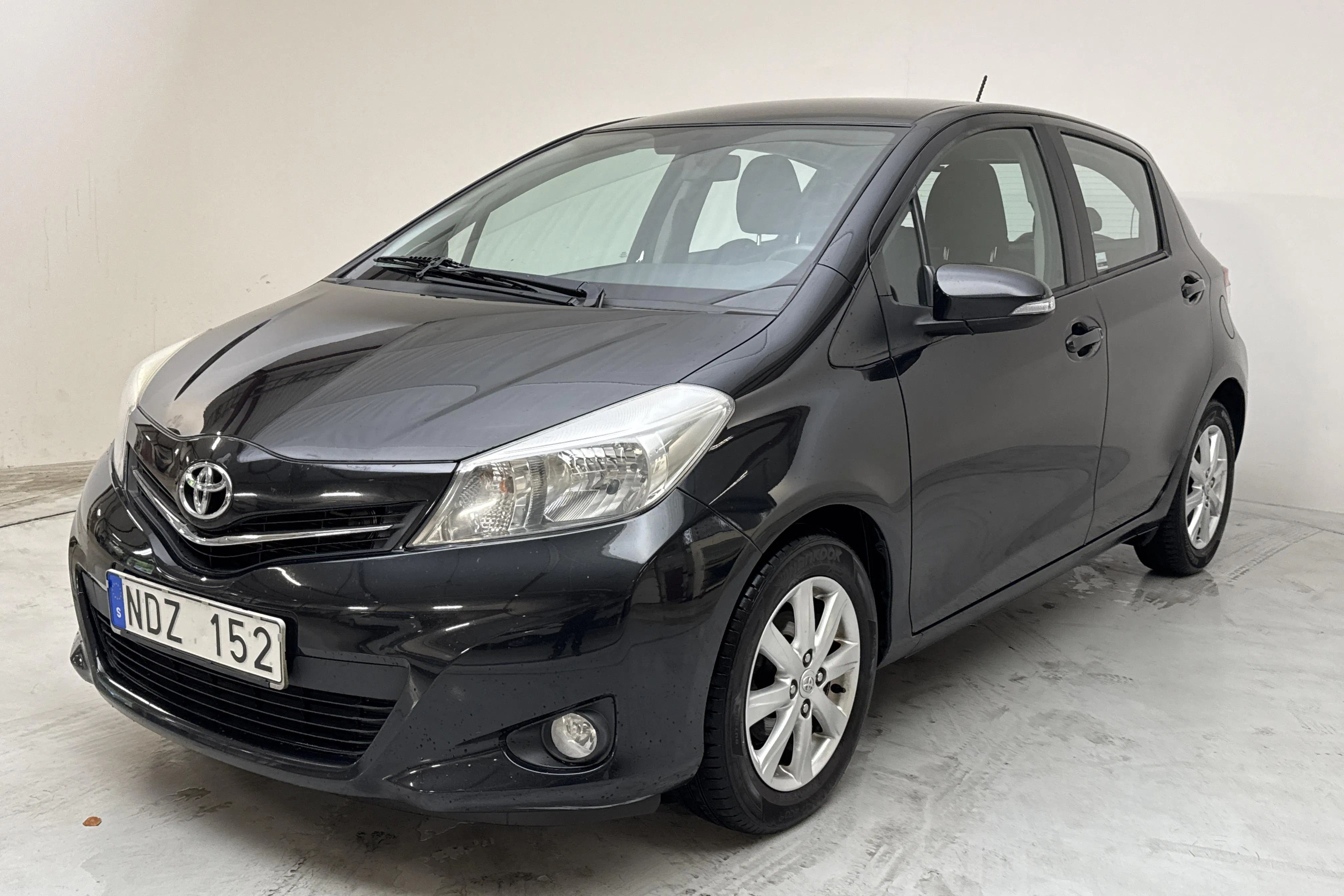 Presentation photo 1 of 13: Toyota Yaris 1.33 5dr (100hk) - 97 170 km - Manual - black - 2012