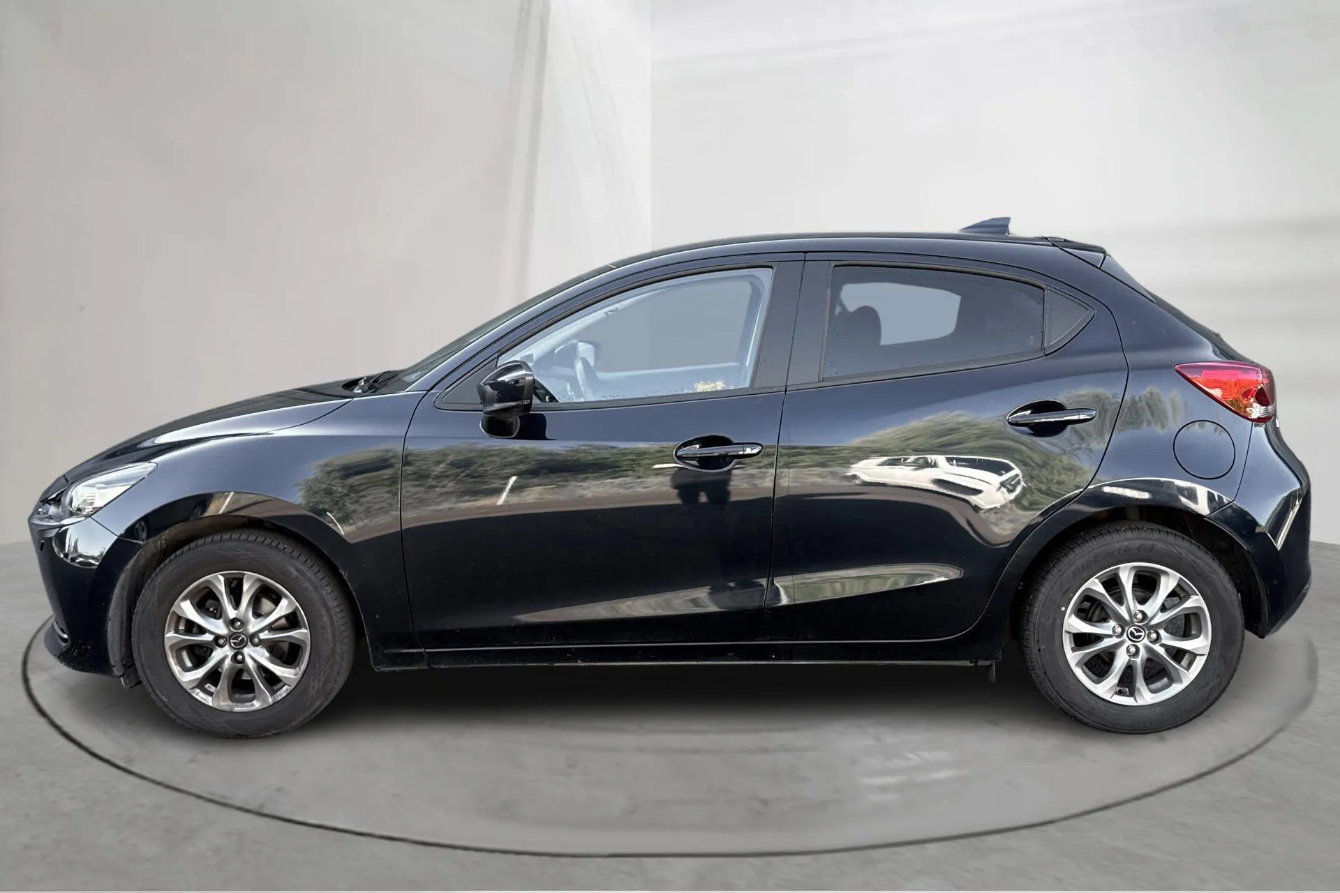 Presentation photo 2 of 13: Mazda 2 1.5 5dr (90hk) - 28 130 km - Automatic - blue - 2023