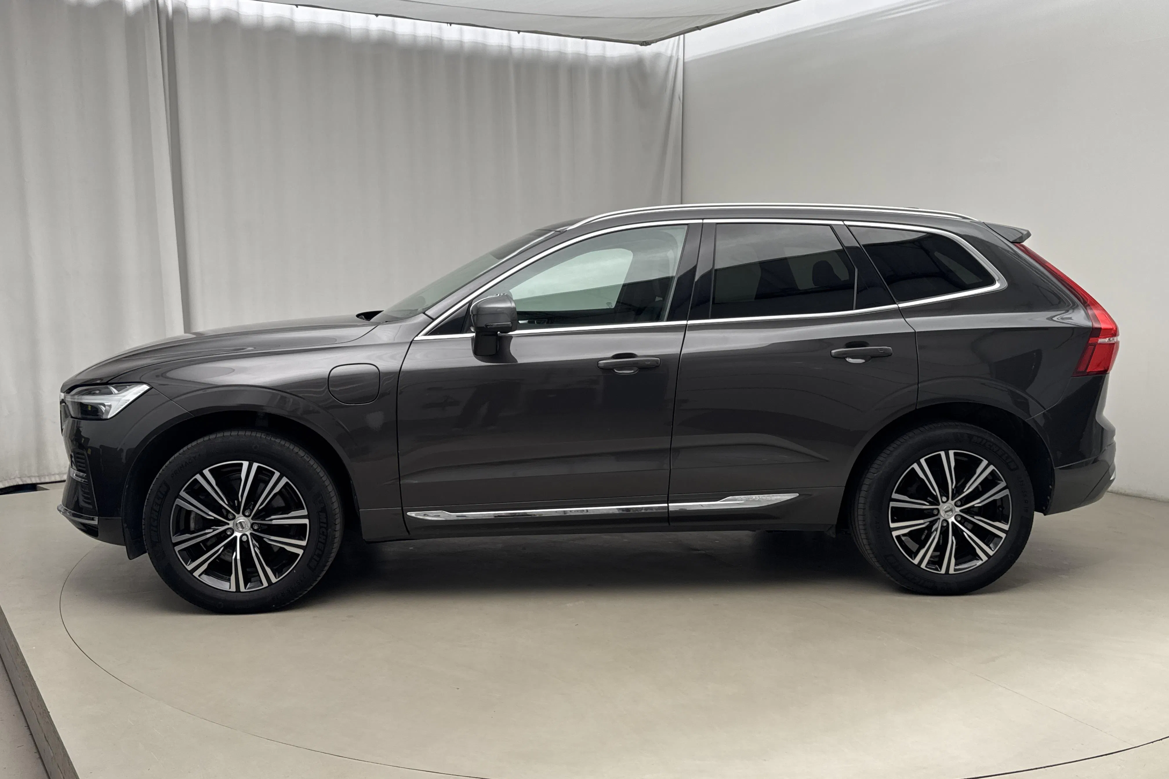 Presentationsfoto 2 av 22: Volvo XC60 T6 AWD Recharge (350hk) - 7 255 mil - Automat - grå - 2022