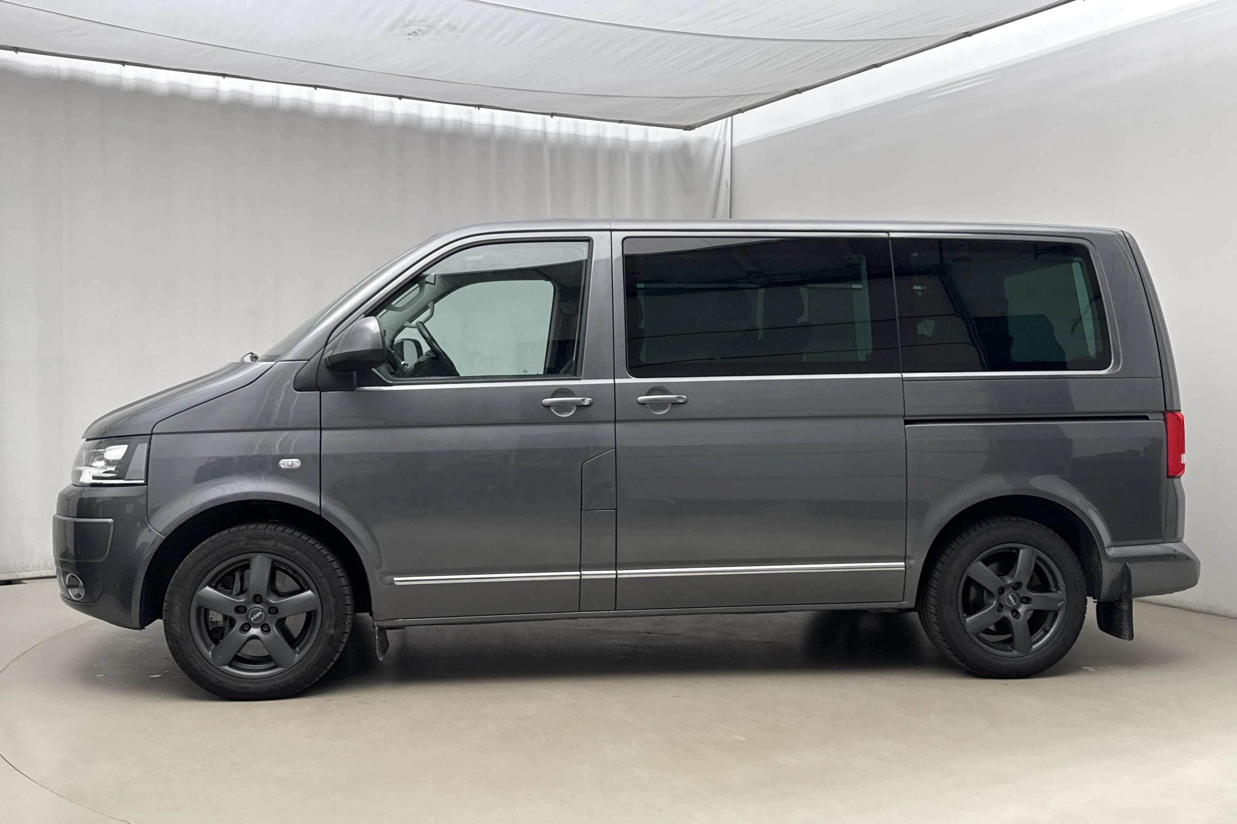 Presentationsfoto 2 av 19: VW Multivan 2.0 TDI 4MOTION (180hk) - 20 980 mil - Automat - grå - 2013