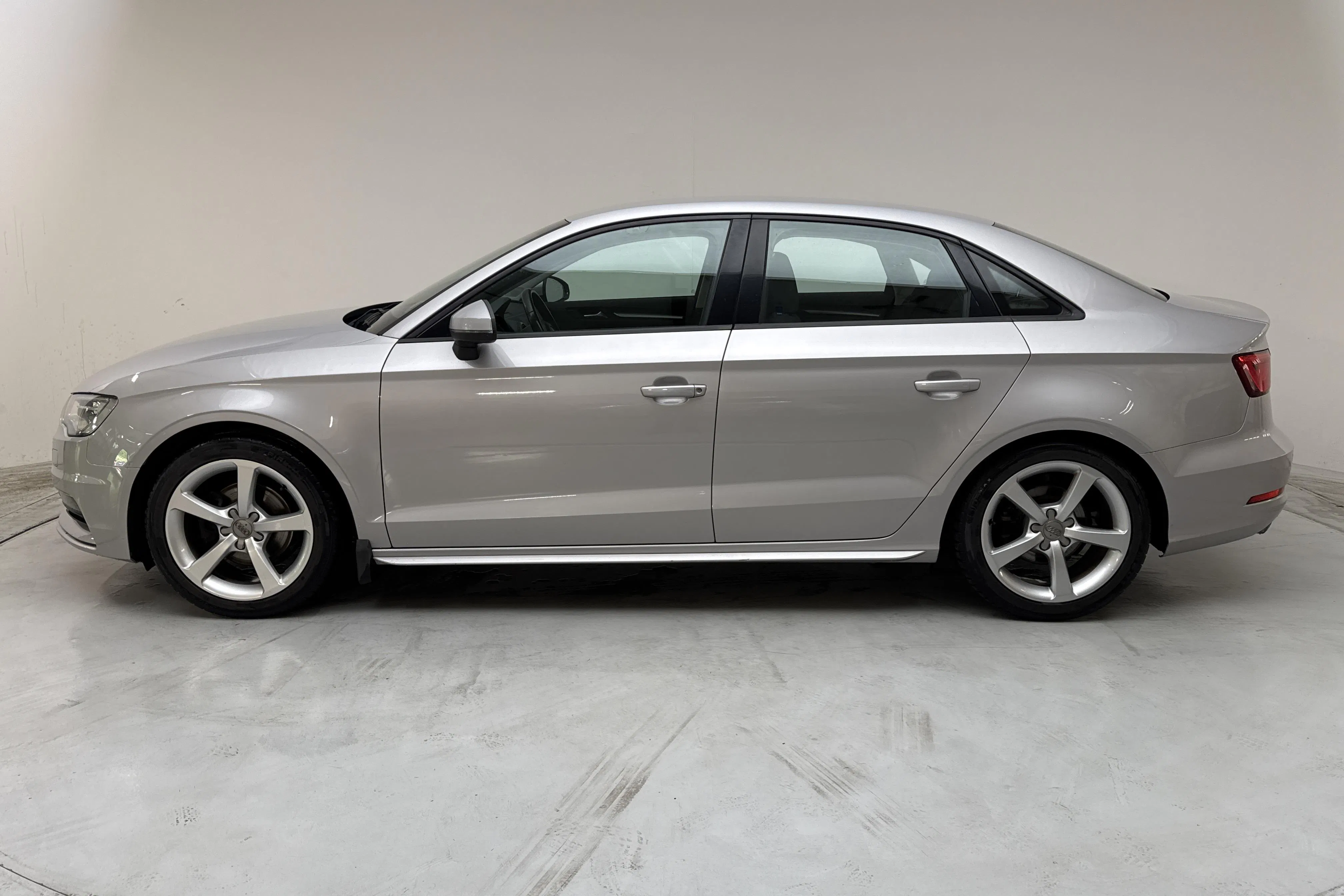 Presentationsfoto 2 av 12: Audi A3 1.4 TFSI Sedan (125hk) - 16 240 mil - Manuell - grå - 2015