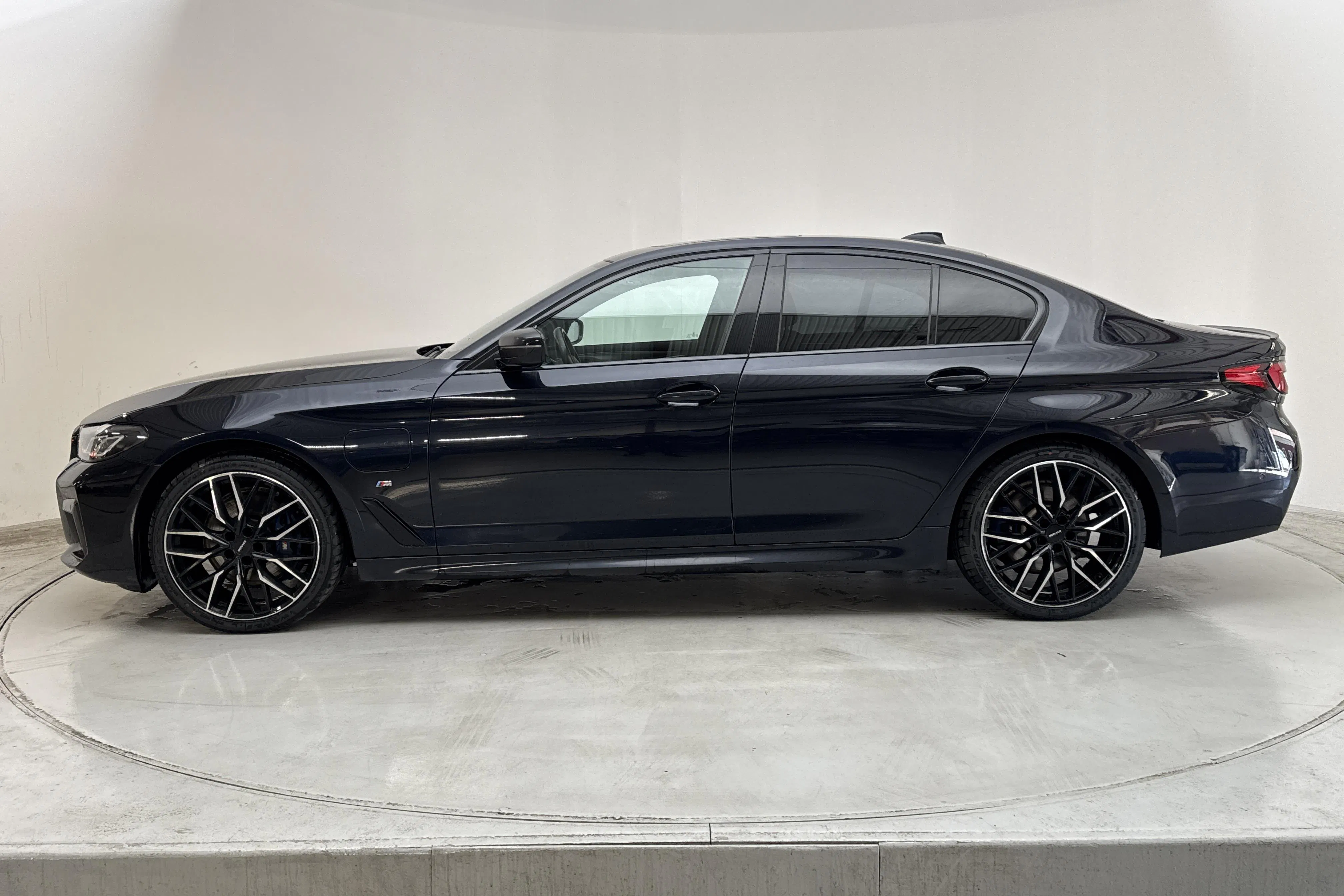 Presentationsfoto 2 av 19: BMW 530e xDrive Sedan, G30 12kWh LCI (292hk) - 23 790 mil - Automat - svart - 2021