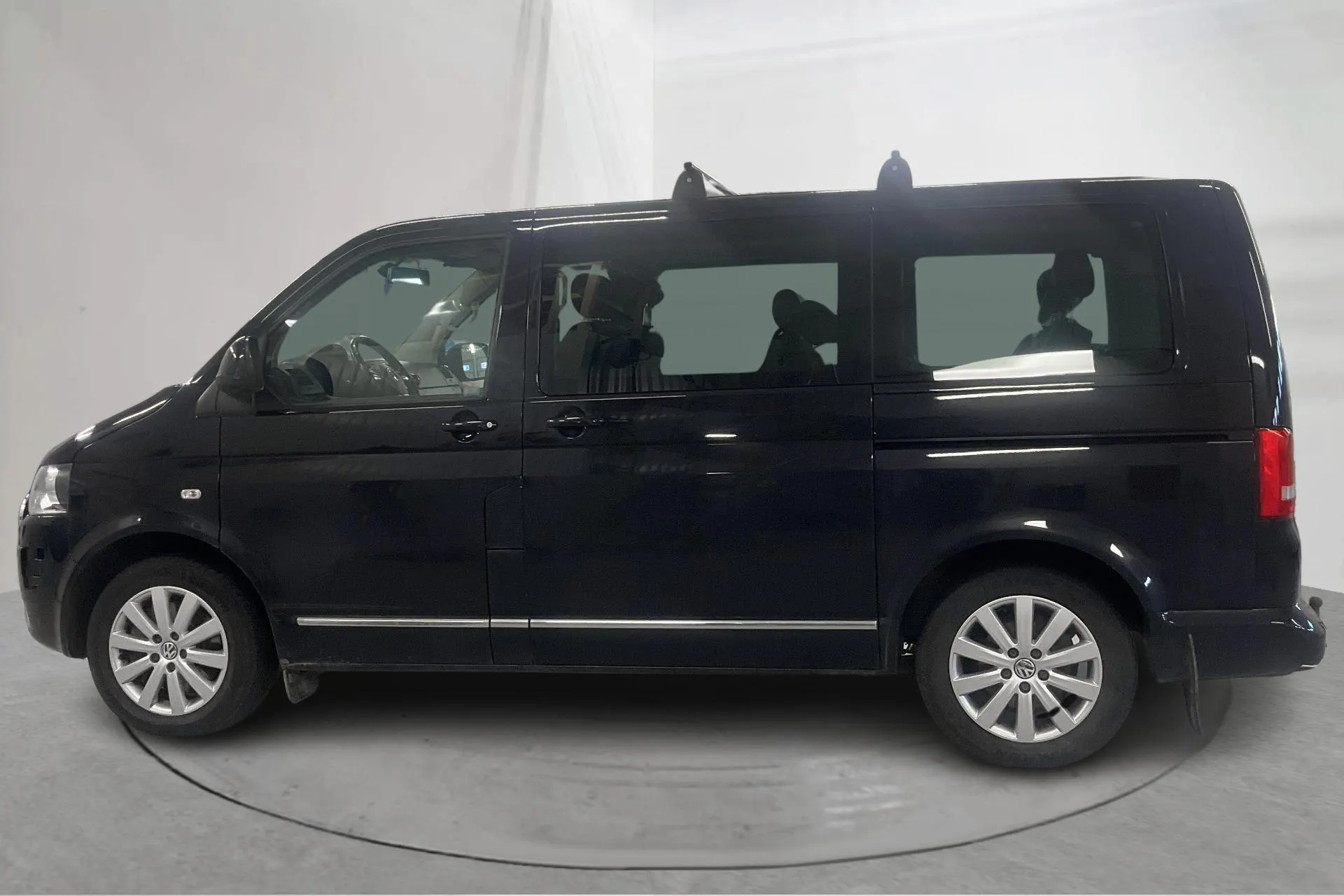 Presentationsfoto 2 av 18: VW Multivan 2.0 TDI 4MOTION (180hk) - 30 020 mil - Automat - svart - 2011