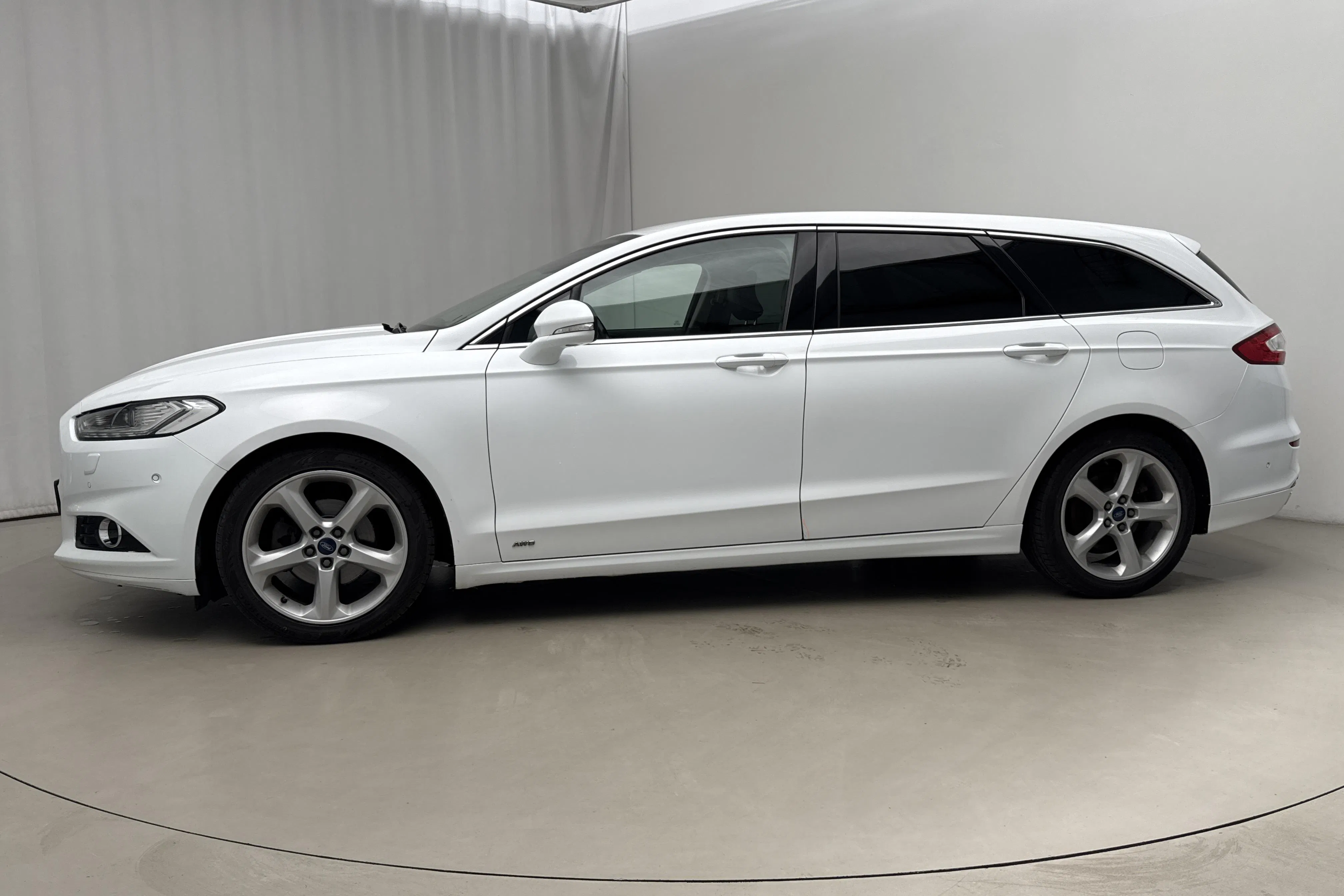Presentationsfoto 2 av 20: Ford Mondeo 2.0 TDCi AWD Kombi (180hk) - 20 959 mil - Automat - vit - 2017