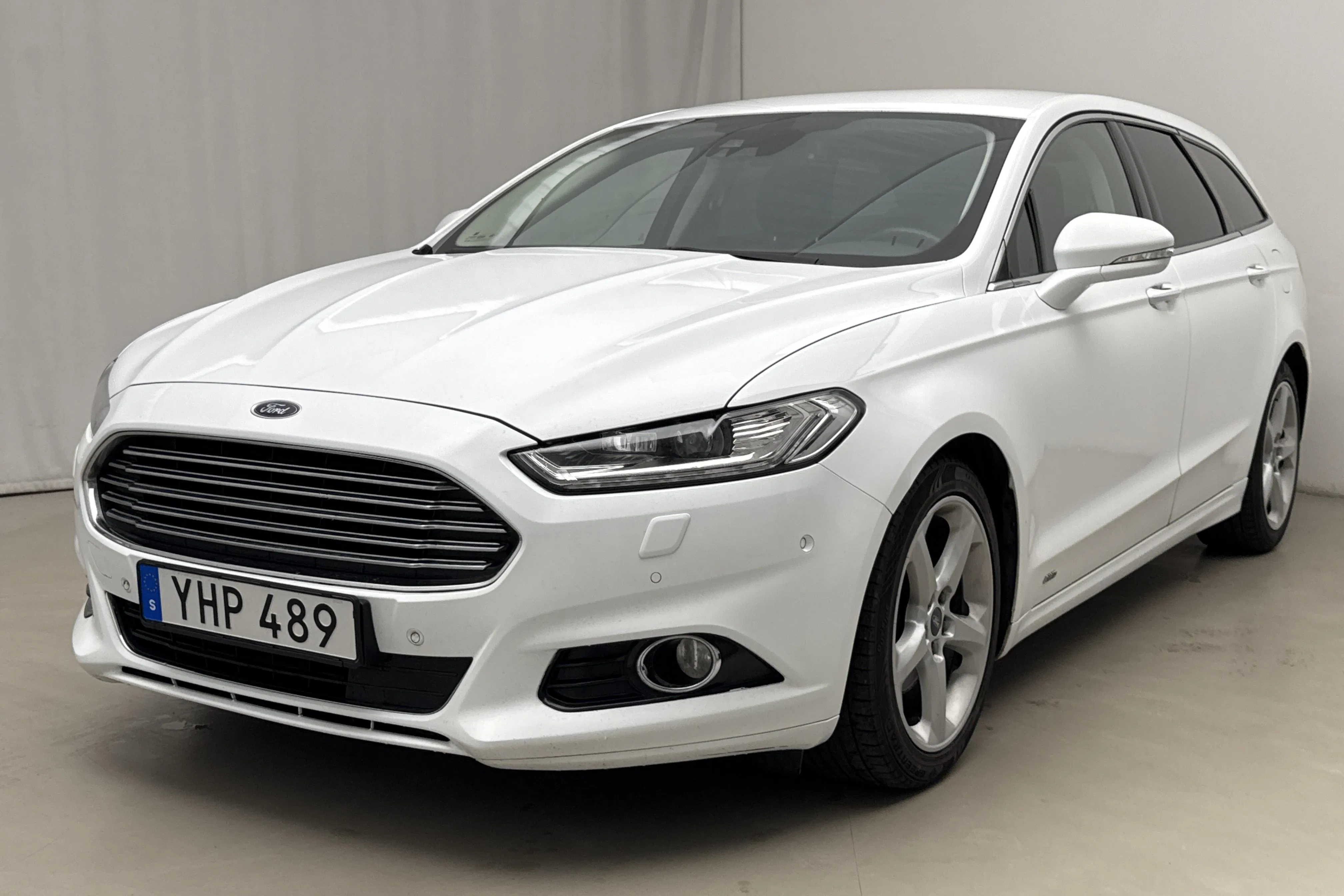 Presentationsfoto 1 av 20: Ford Mondeo 2.0 TDCi AWD Kombi (180hk) - 20 959 mil - Automat - vit - 2017