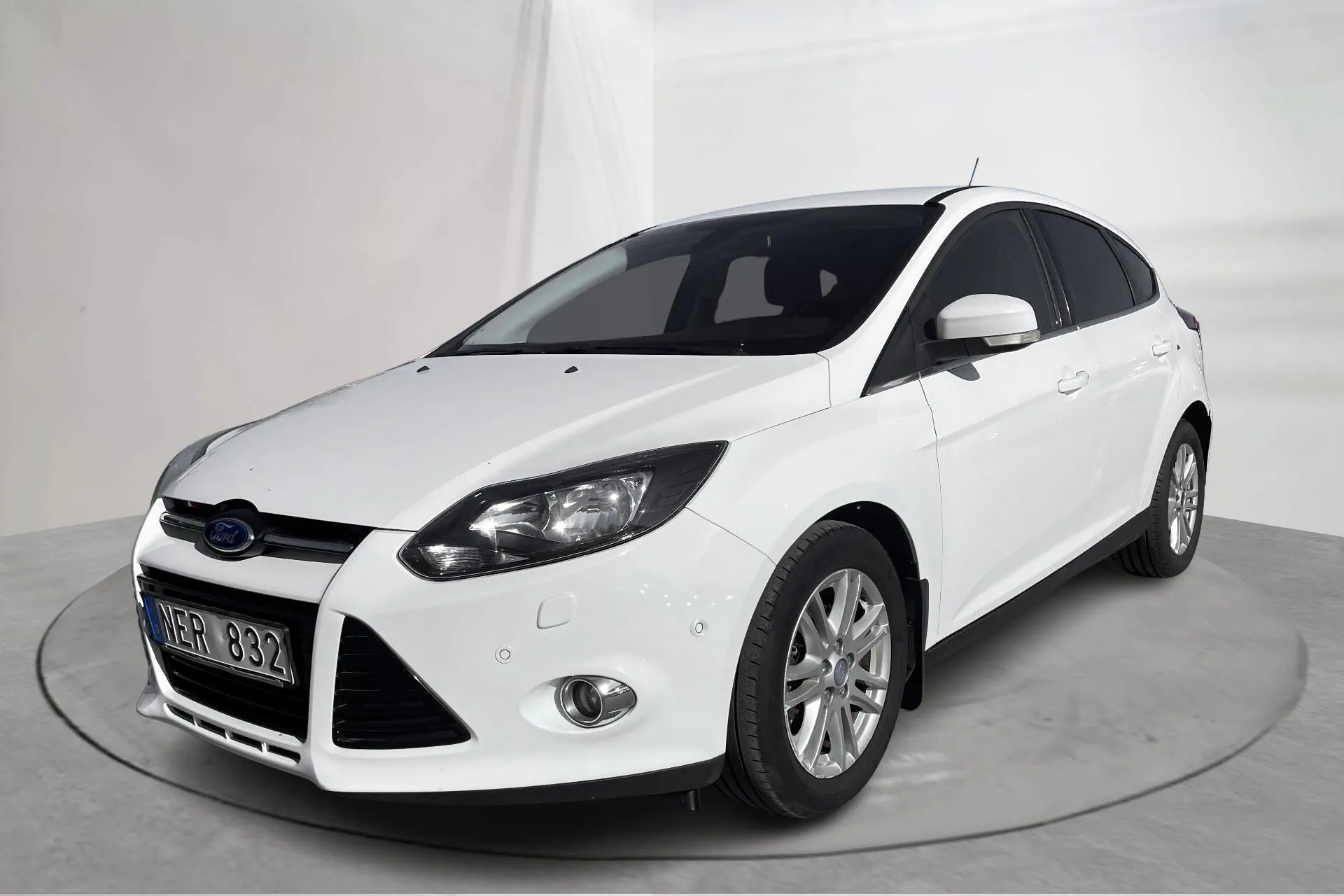 Presentationsfoto 1 av 15: Ford Focus 1.6 CNG 5dr (120hk) - 13 907 mil - Manuell - vit - 2013