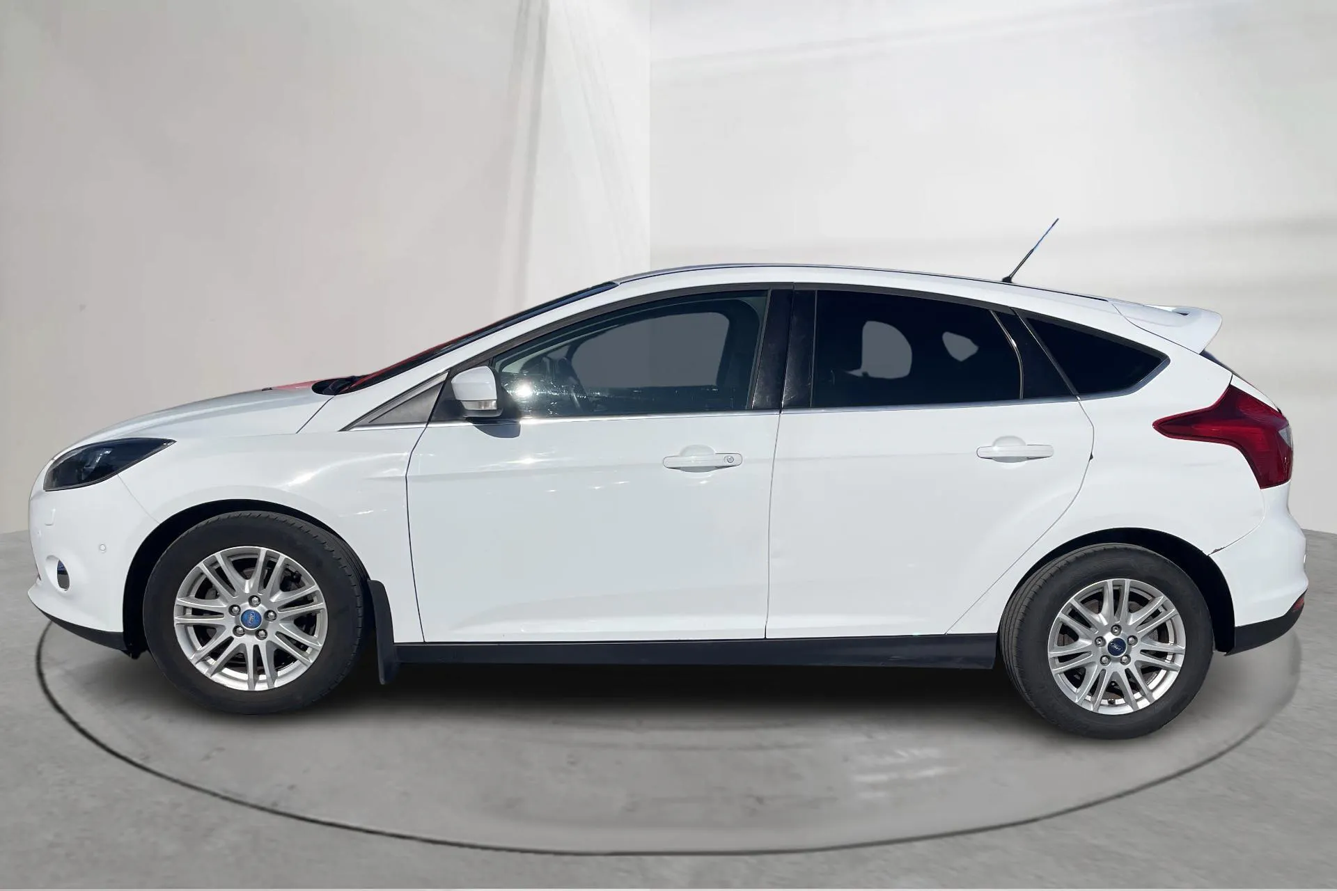 Presentationsfoto 2 av 15: Ford Focus 1.6 CNG 5dr (120hk) - 13 907 mil - Manuell - vit - 2013