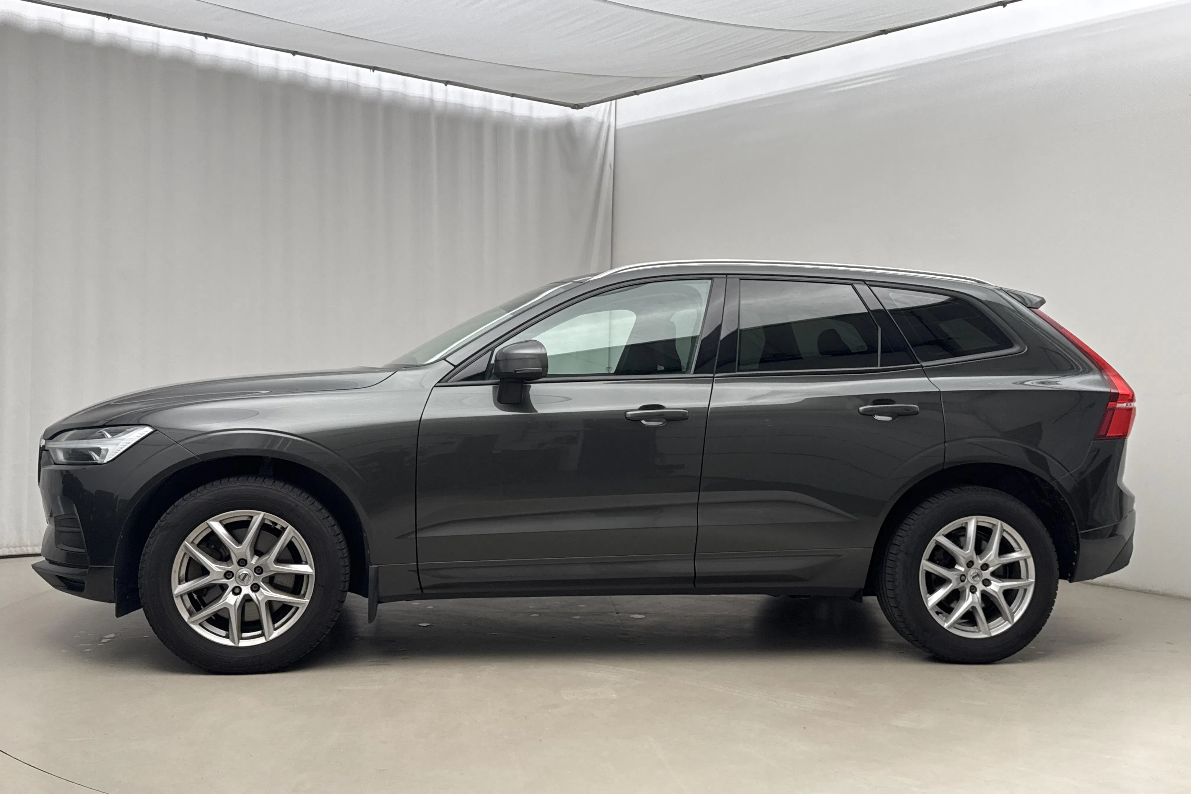 Presentationsfoto 2 av 17: Volvo XC60 D4 AWD (190hk) - 29 101 mil - Automat - Mörkgrå - 2019