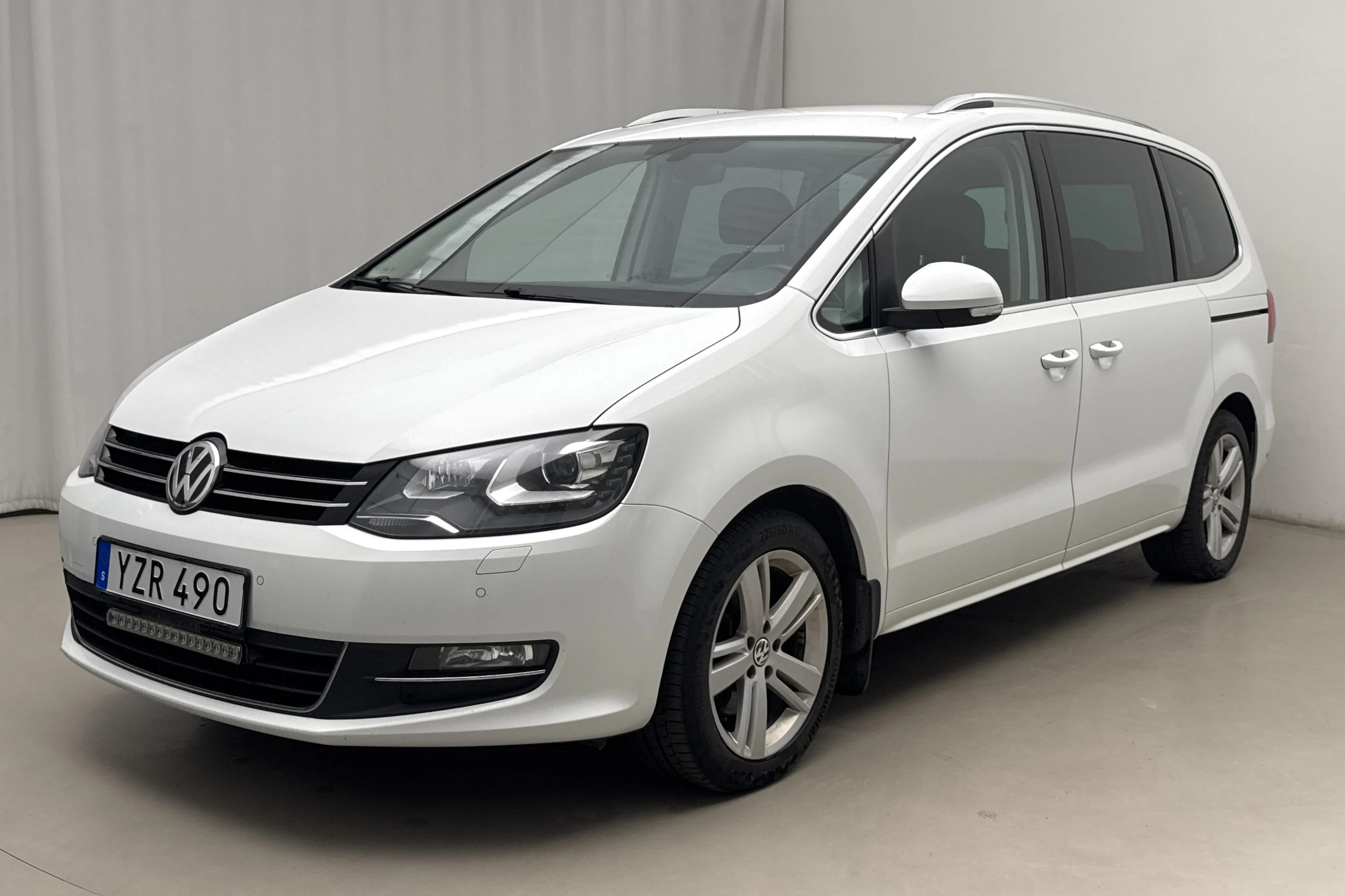 Presentationsfoto 1 av 19: VW Sharan 2.0 TDI 4Motion (184hk) - 19 093 mil - Automat - vit - 2018
