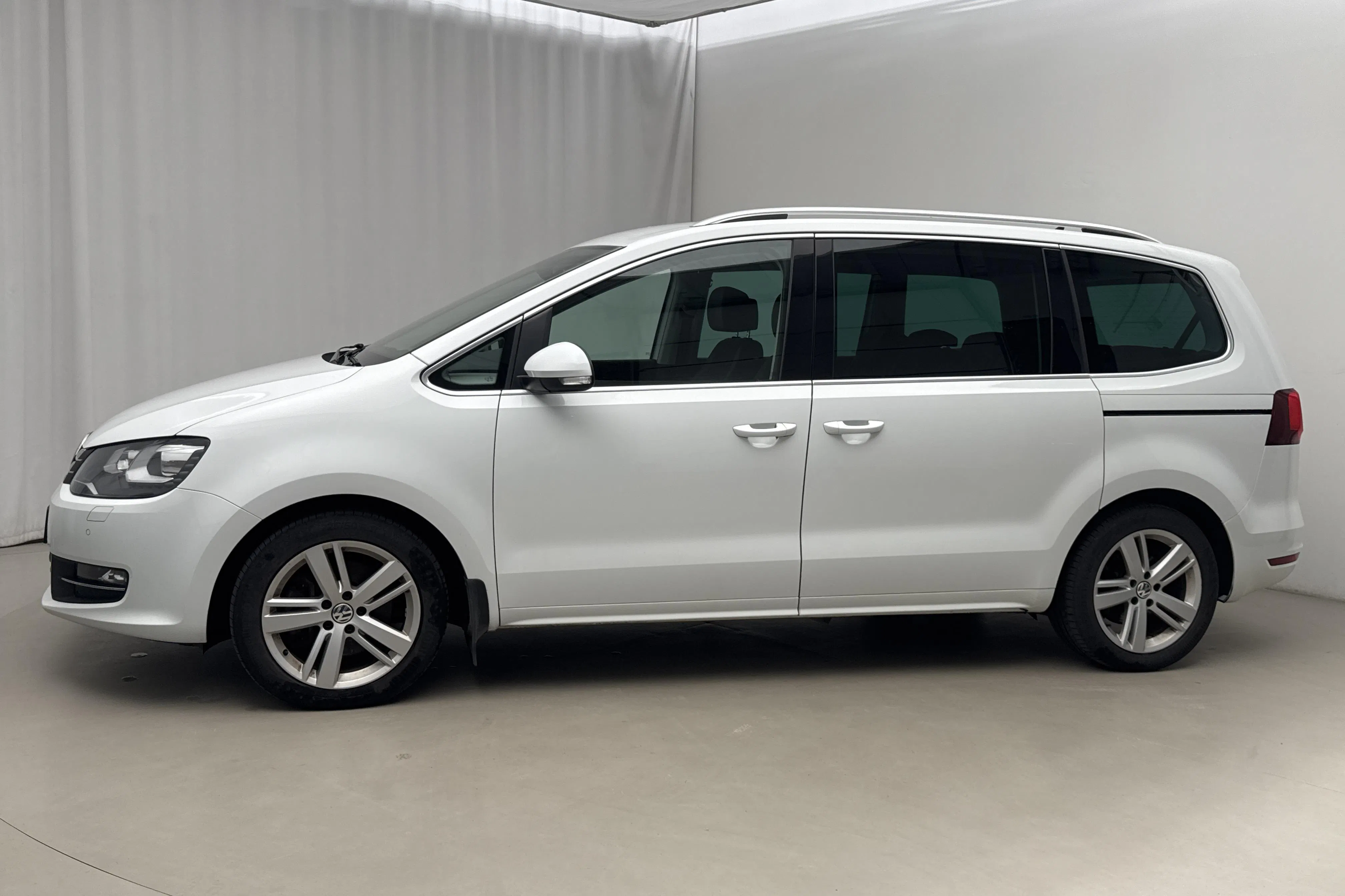 Presentationsfoto 2 av 19: VW Sharan 2.0 TDI 4Motion (184hk) - 19 093 mil - Automat - vit - 2018