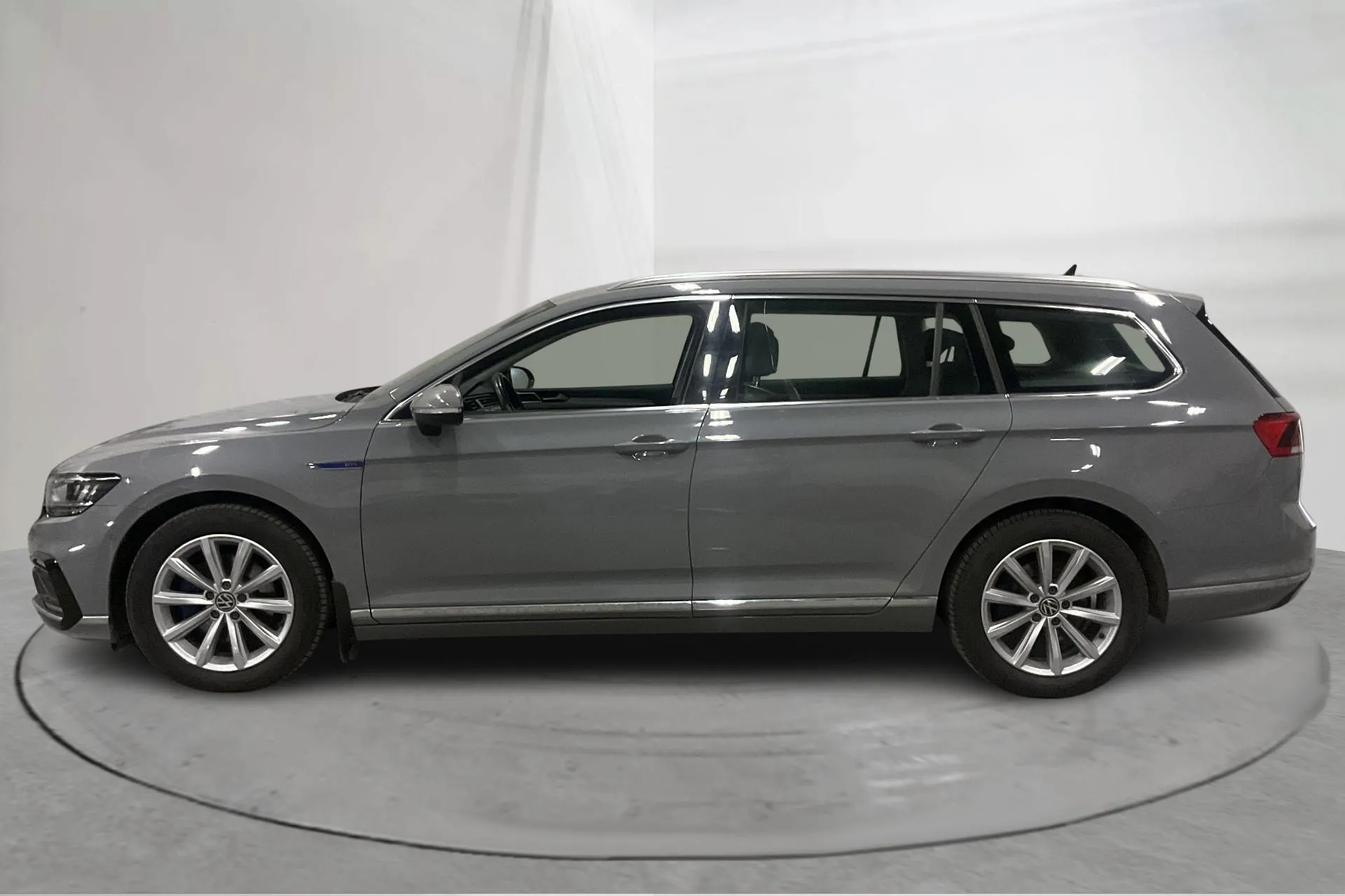 Presentation photo 2 of 20: VW Passat 1.4 GTE Sportscombi (218hk) - 75 350 km - Automatic - gray - 2023