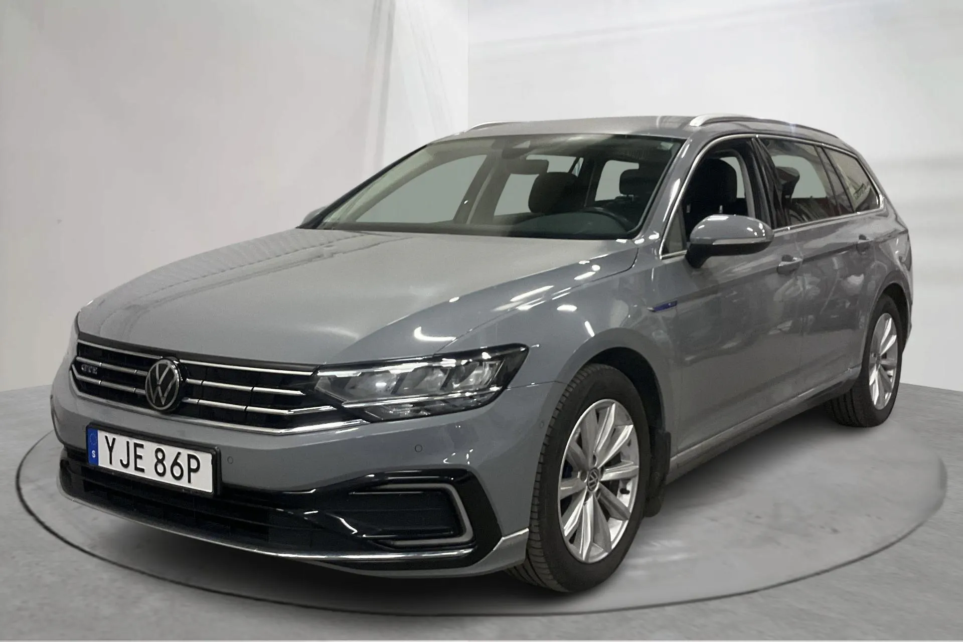 Presentation photo 1 of 20: VW Passat 1.4 GTE Sportscombi (218hk) - 75 350 km - Automatic - gray - 2023