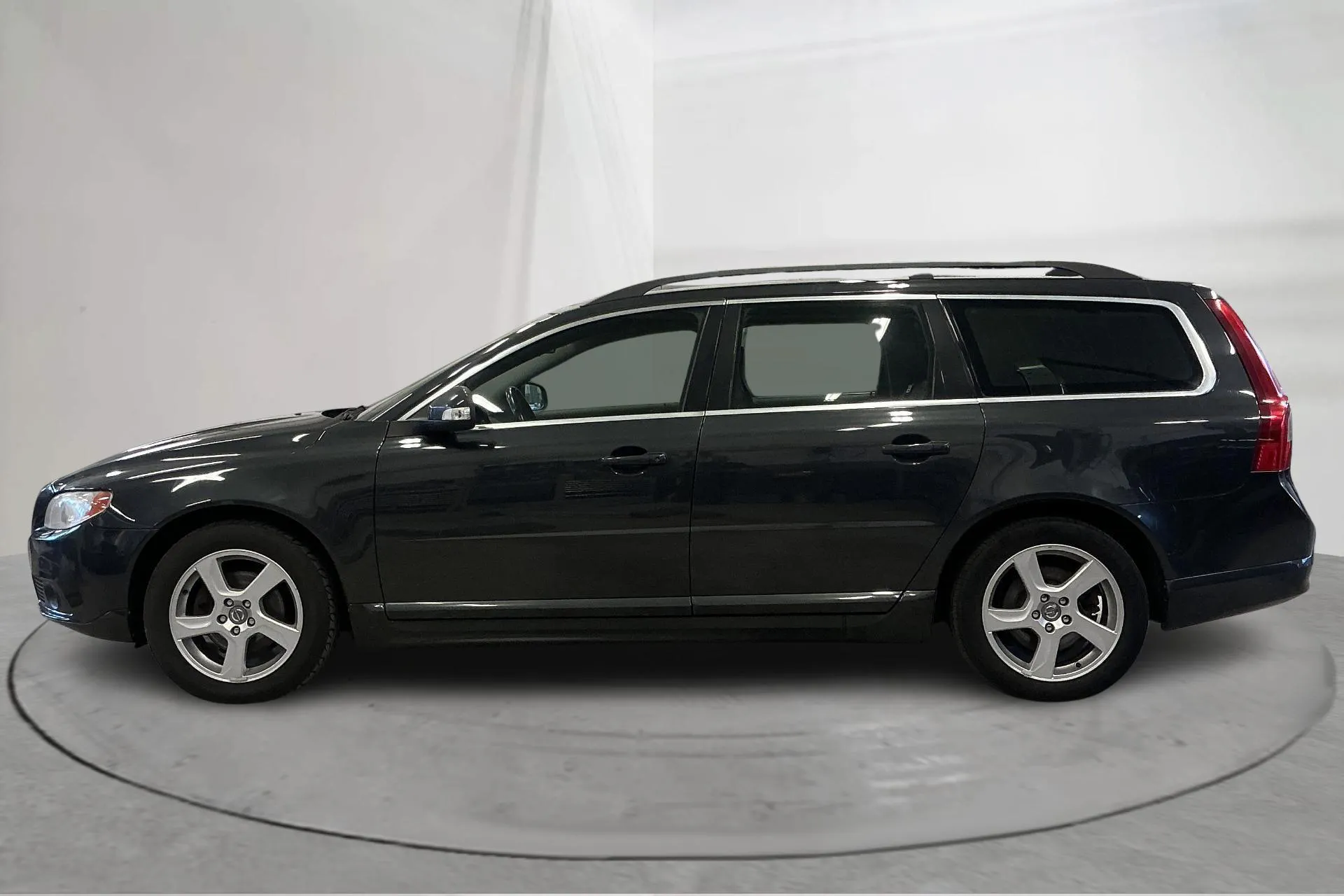 Presentationsfoto 2 av 11: Volvo V70 II D3 (163hk) - 25 268 mil - Manuell - grå - 2011