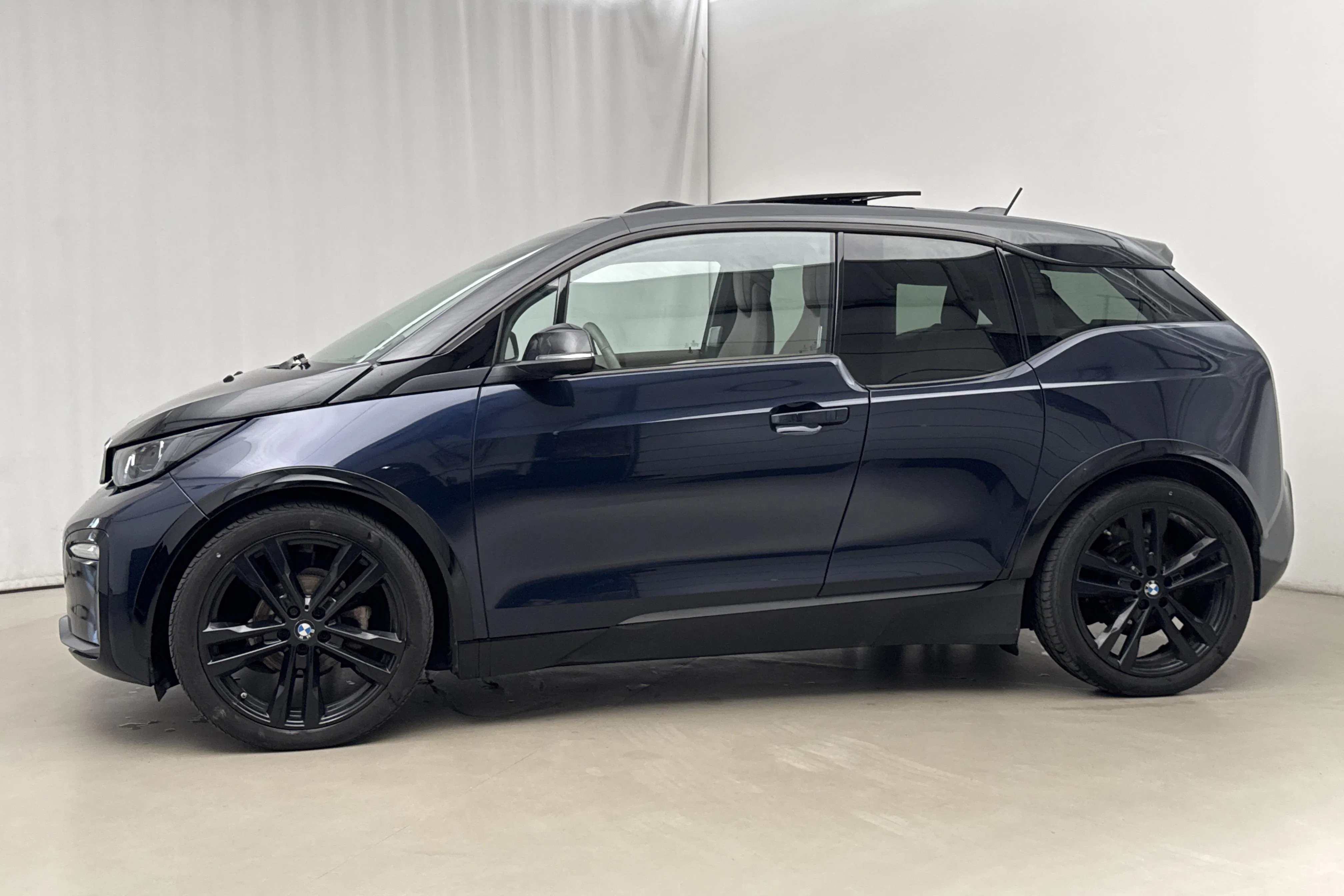 Presentationsfoto 2 av 22: BMW i3s 120Ah, I01 (184hk) - 8 429 mil - Automat - blå - 2020