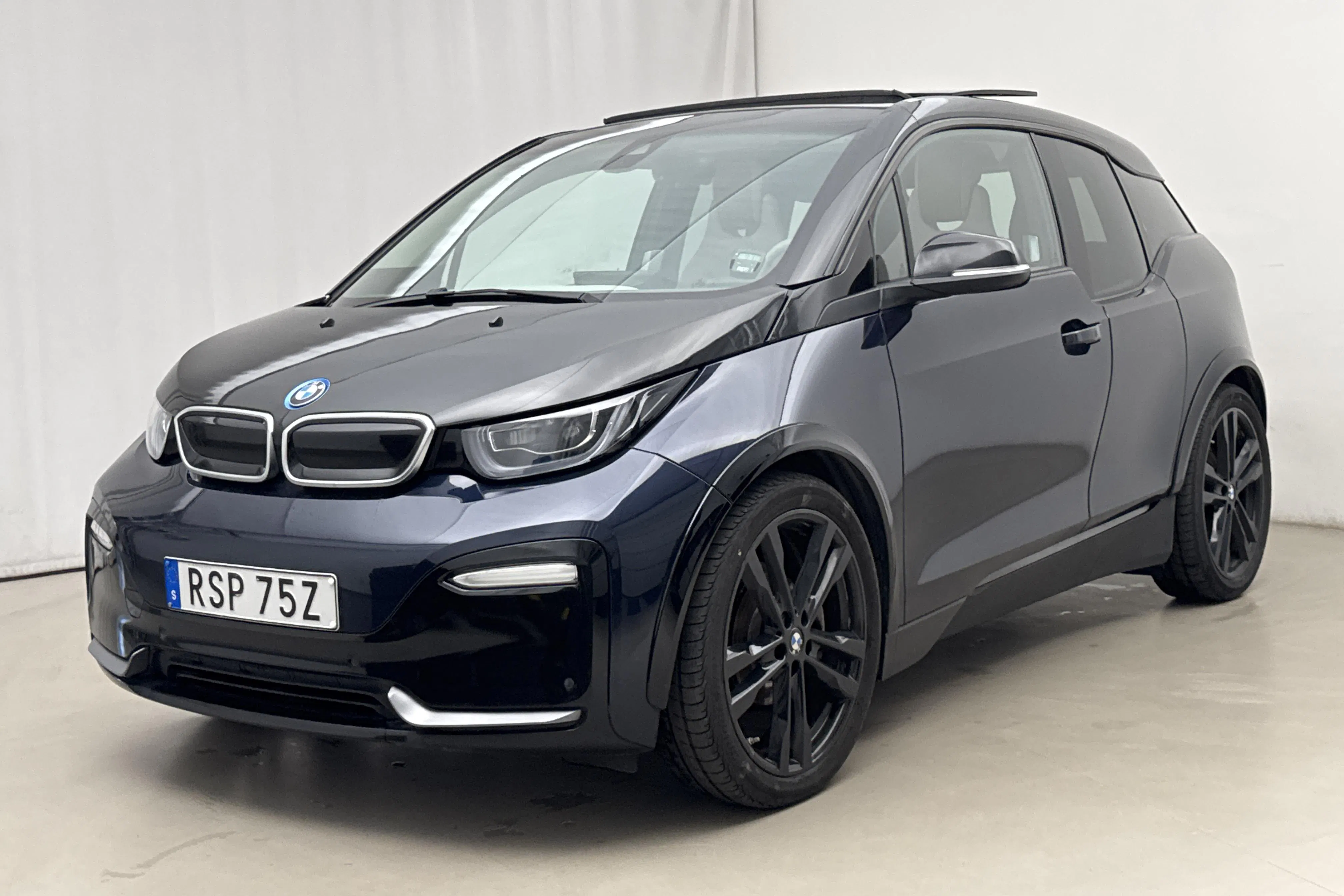 Presentationsfoto 1 av 22: BMW i3s 120Ah, I01 (184hk) - 8 429 mil - Automat - blå - 2020