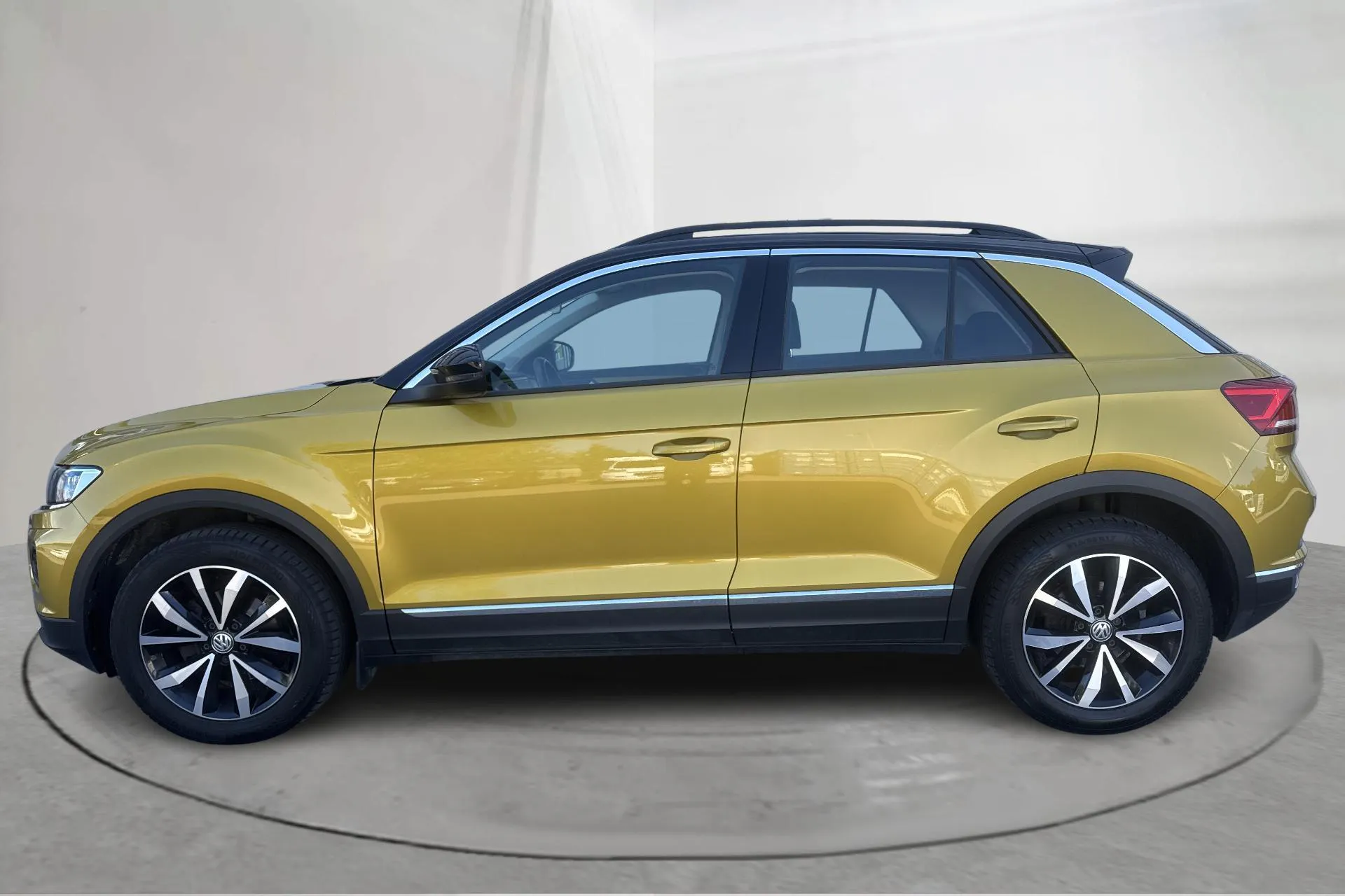 Presentationsfoto 2 av 15: VW T-Roc 1.5 TSI 4MOTION (150hk) - 9 457 mil - Automat - gul - 2019
