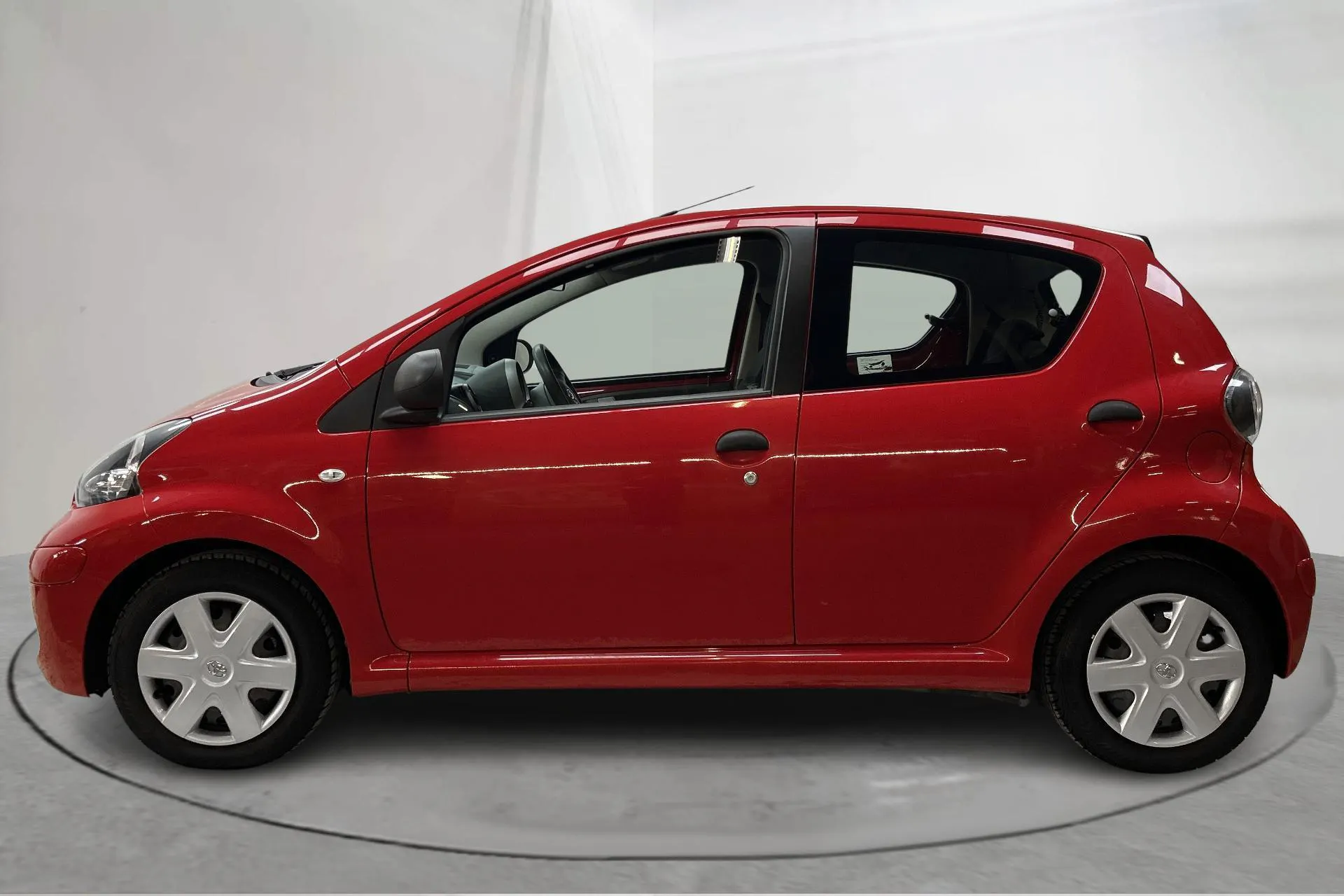Presentation photo 2 of 12: Toyota Aygo 1.0 VVT-i 5dr (68hk) - 64 600 km - Manual - red - 2010
