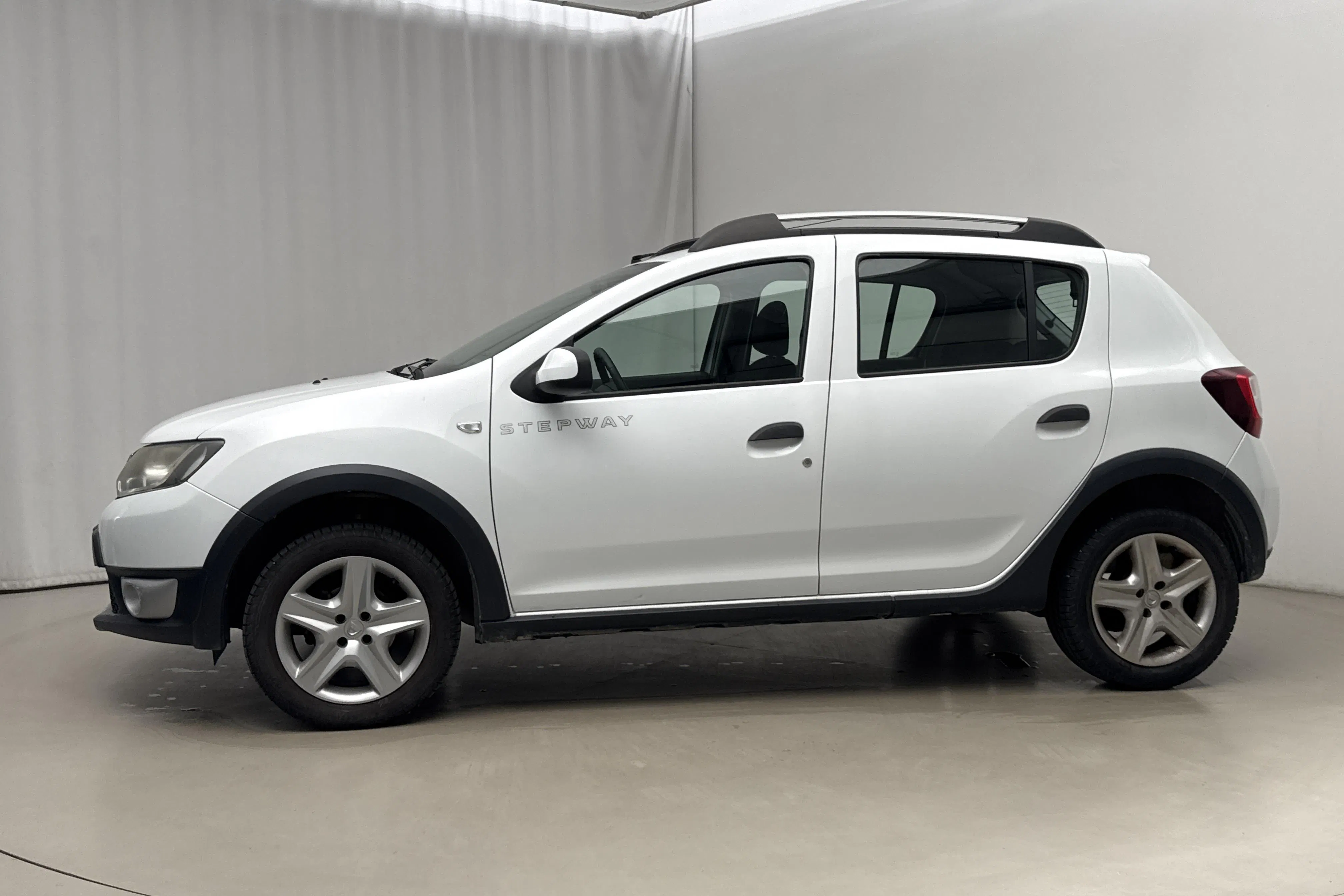 Presentationsfoto 2 av 16: Dacia Sandero 0.9 TCe Stepway (90hk) - 1 207 mil - Manuell - vit - 2014