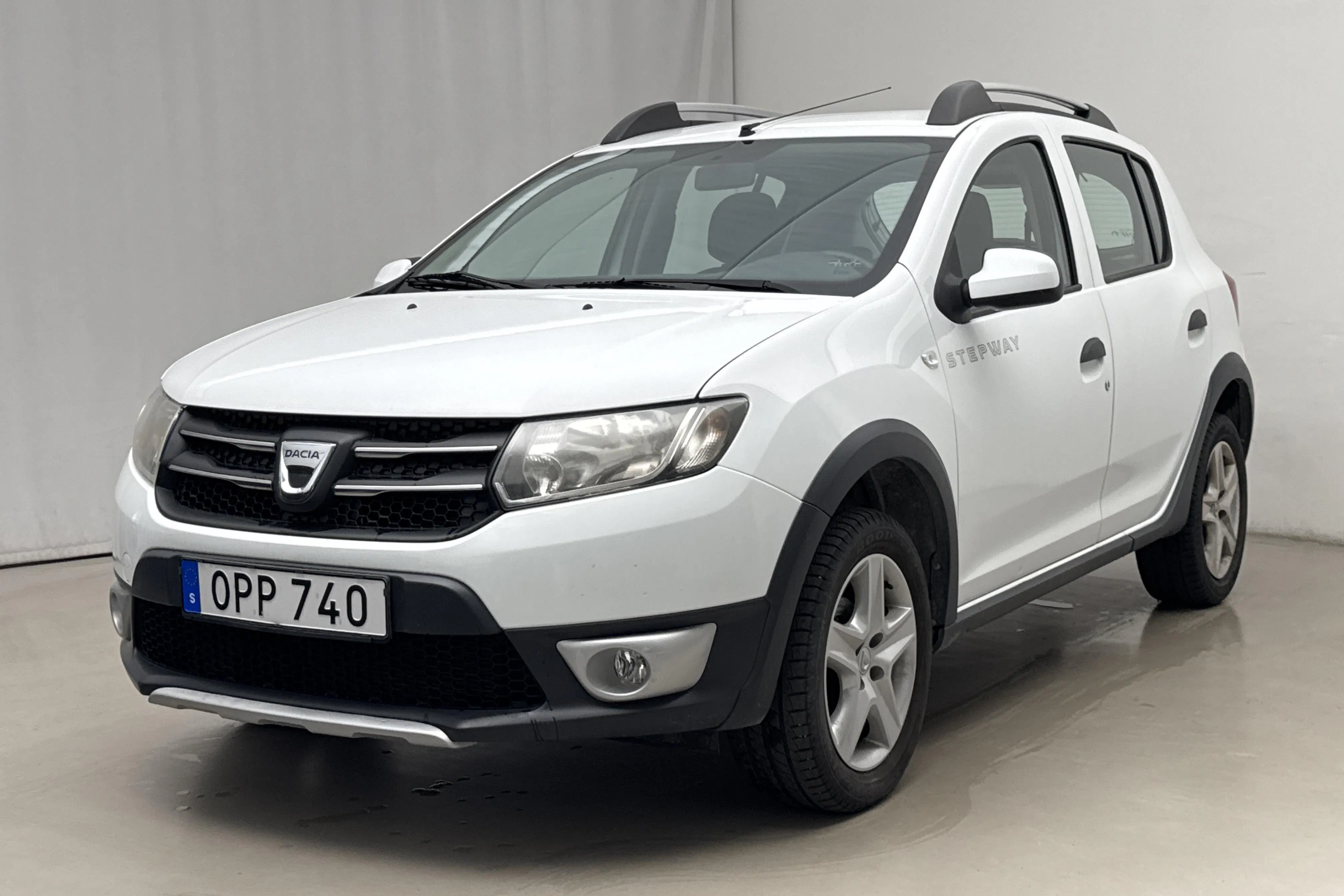 Presentationsfoto 1 av 16: Dacia Sandero 0.9 TCe Stepway (90hk) - 1 207 mil - Manuell - vit - 2014