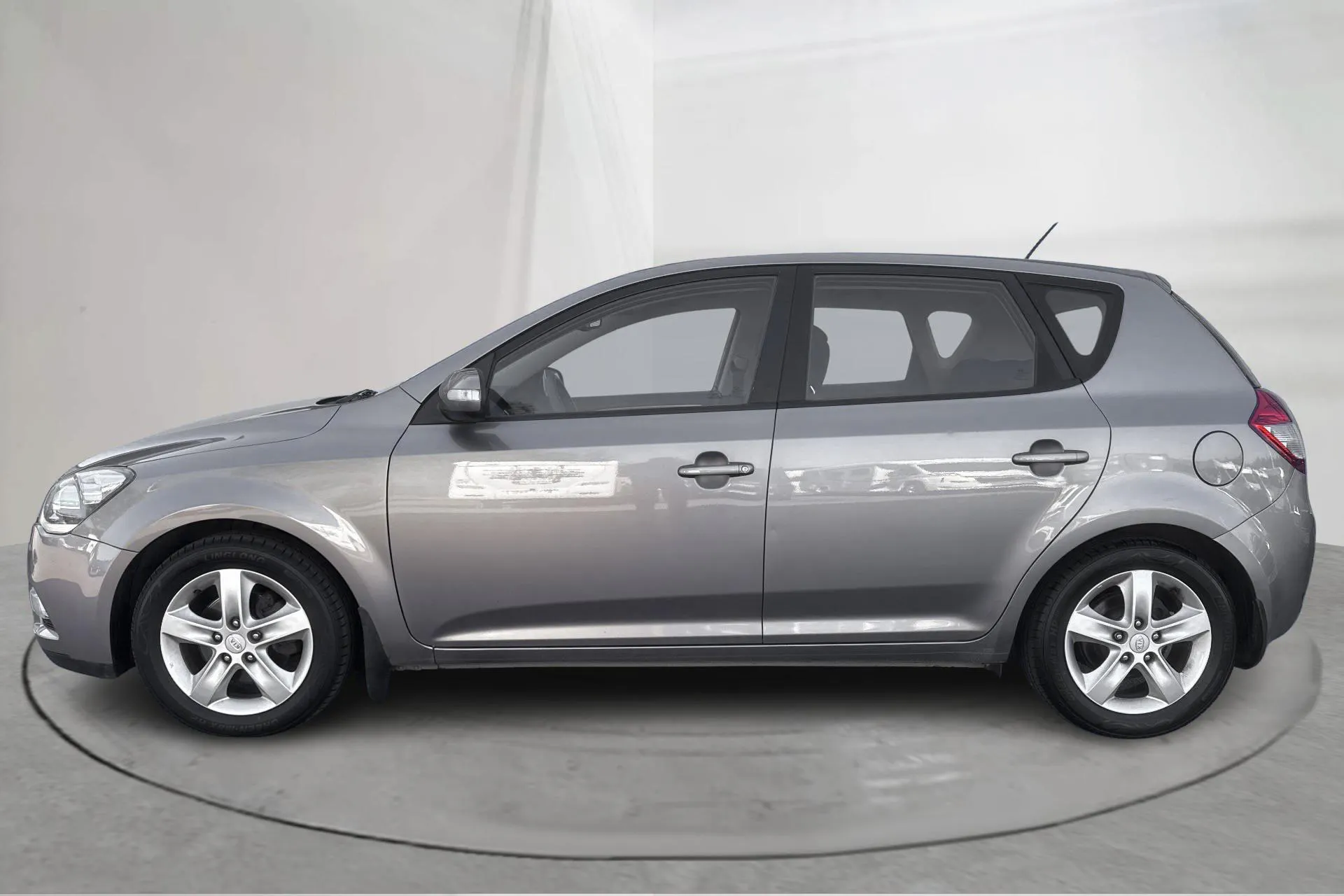 Presentationsfoto 2 av 15: KIA Cee'd 1.6 CRDi 5dr (128hk) - 19 364 mil - Manuell - Mörkgrå - 2011