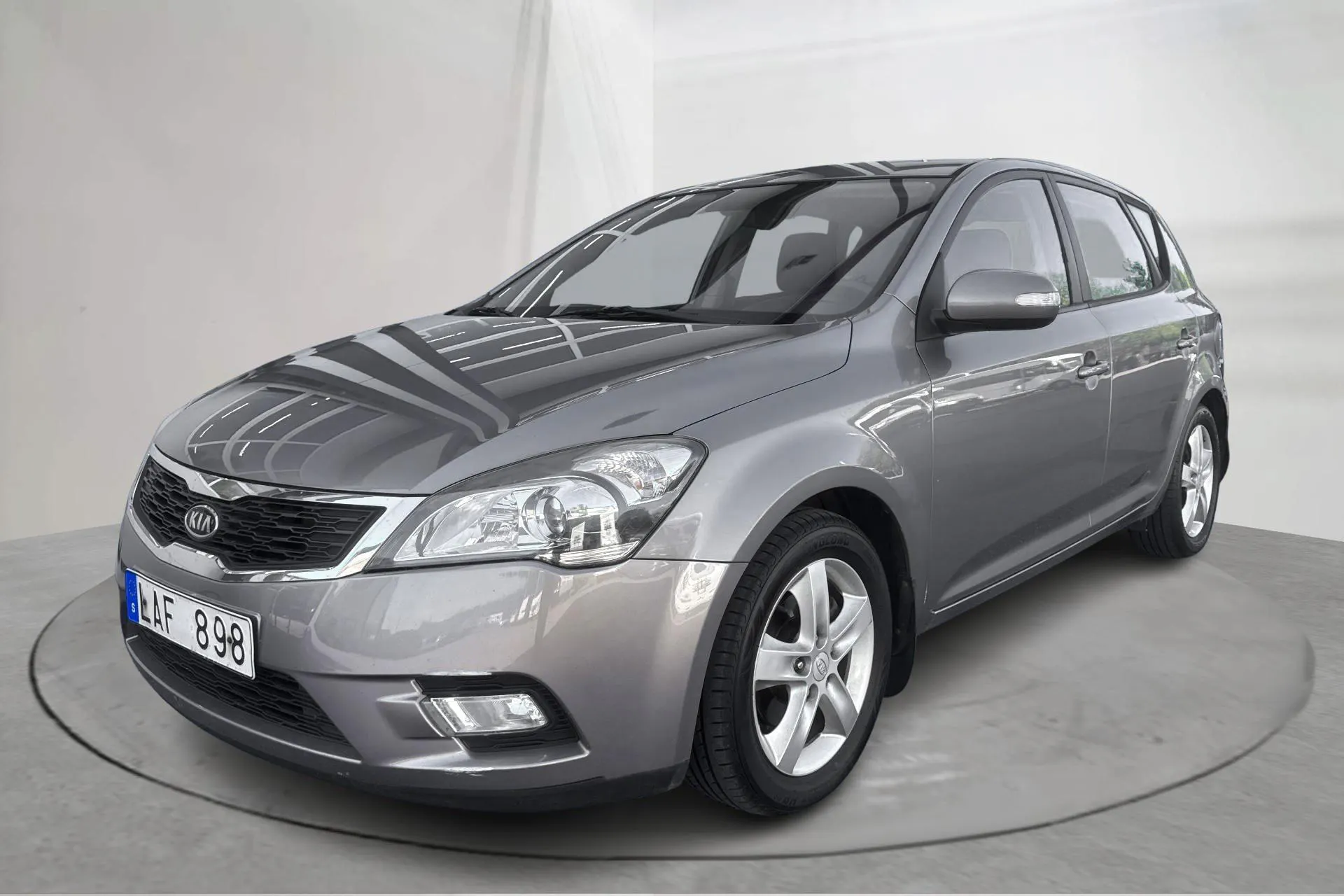 Presentationsfoto 1 av 15: KIA Cee'd 1.6 CRDi 5dr (128hk) - 19 364 mil - Manuell - Mörkgrå - 2011