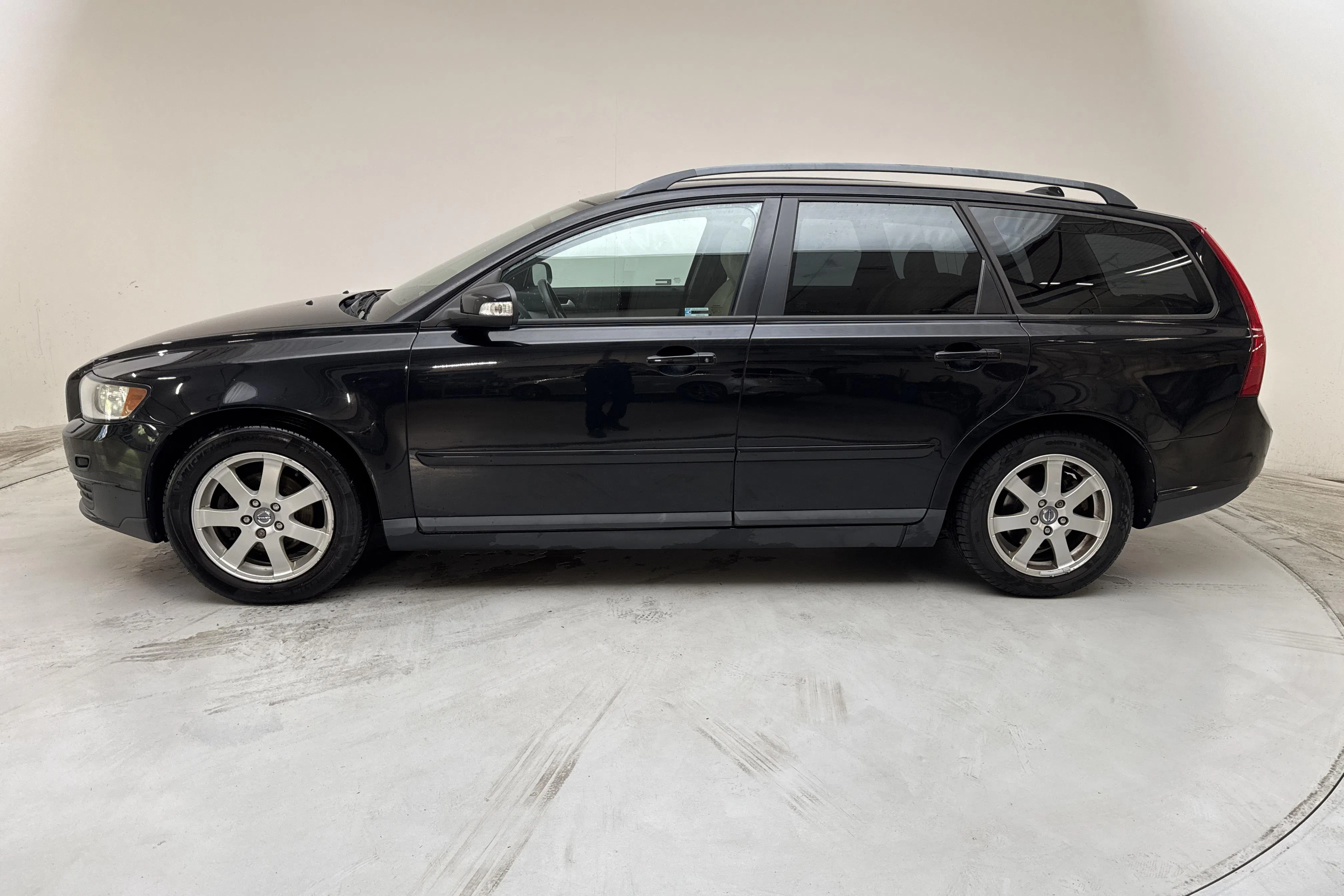 Presentationsfoto 2 av 12: Volvo V50 1.8F (125hk) - 15 620 mil - Manuell - svart - 2008