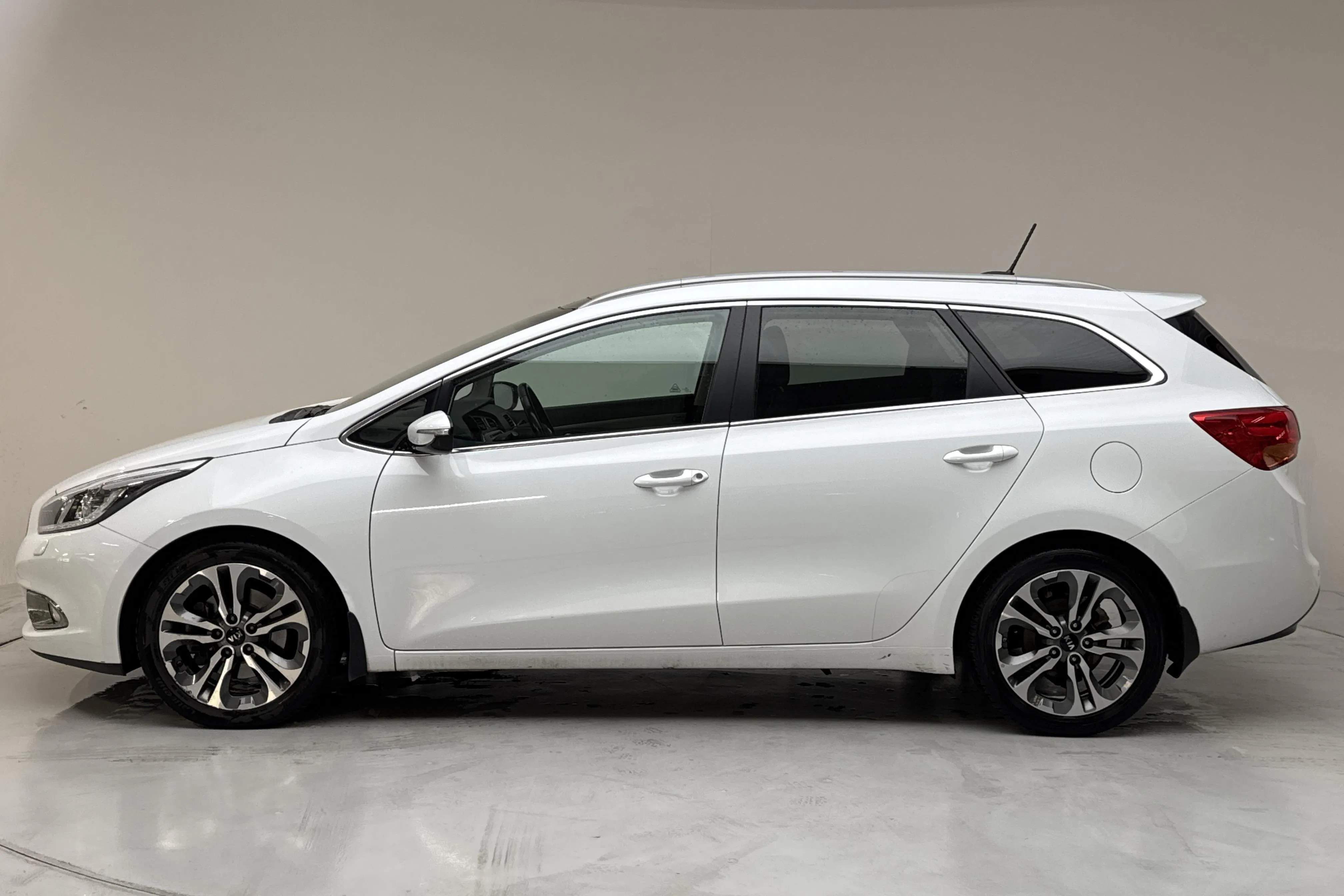 Presentation photo 2 of 14: KIA Cee'd 1.6 CRDi SW (128hk) - 61 610 km - Manual - white - 2015