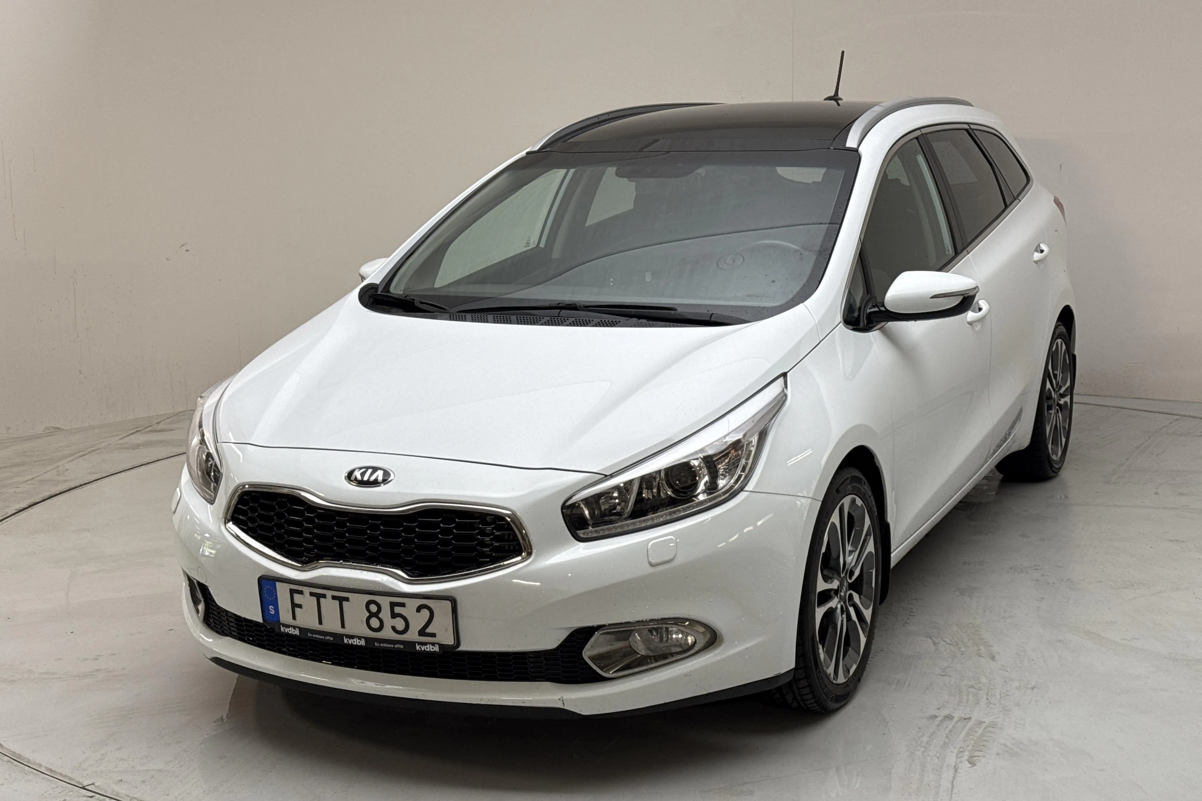 Presentation photo 1 of 14: KIA Cee'd 1.6 CRDi SW (128hk) - 61 610 km - Manual - white - 2015