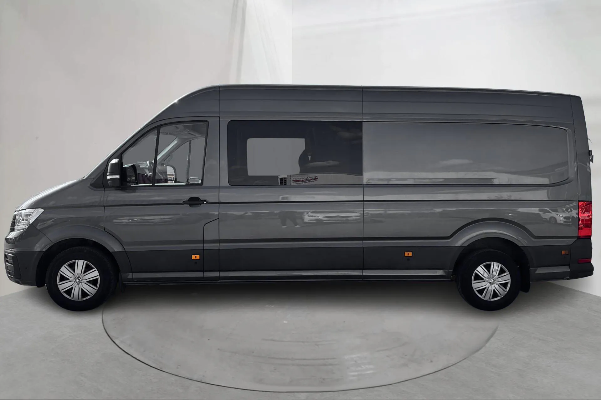 Presentationsfoto 2 av 17: VW Crafter 35 2.0 TDI Skåp (177hk) - 13 458 mil - Automat - grå - 2020
