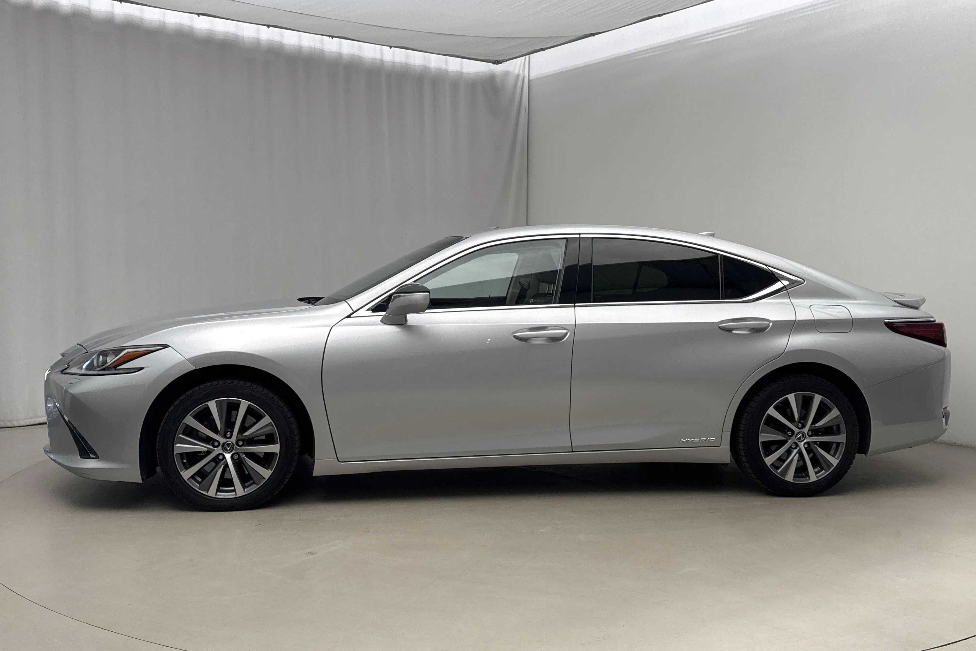 Presentation photo 2 of 19: Lexus ES 300h (218hk) - 197 080 km - Automatic - silver - 2019
