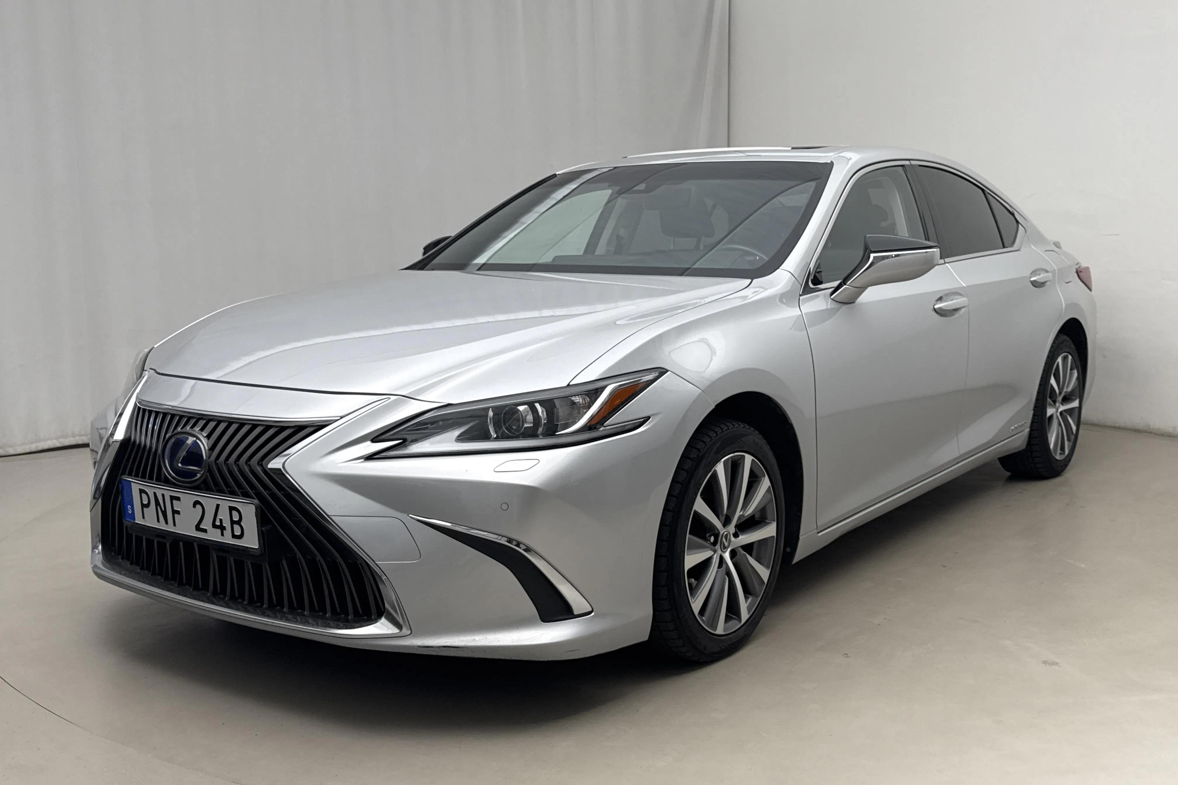 Presentation photo 1 of 19: Lexus ES 300h (218hk) - 197 080 km - Automatic - silver - 2019