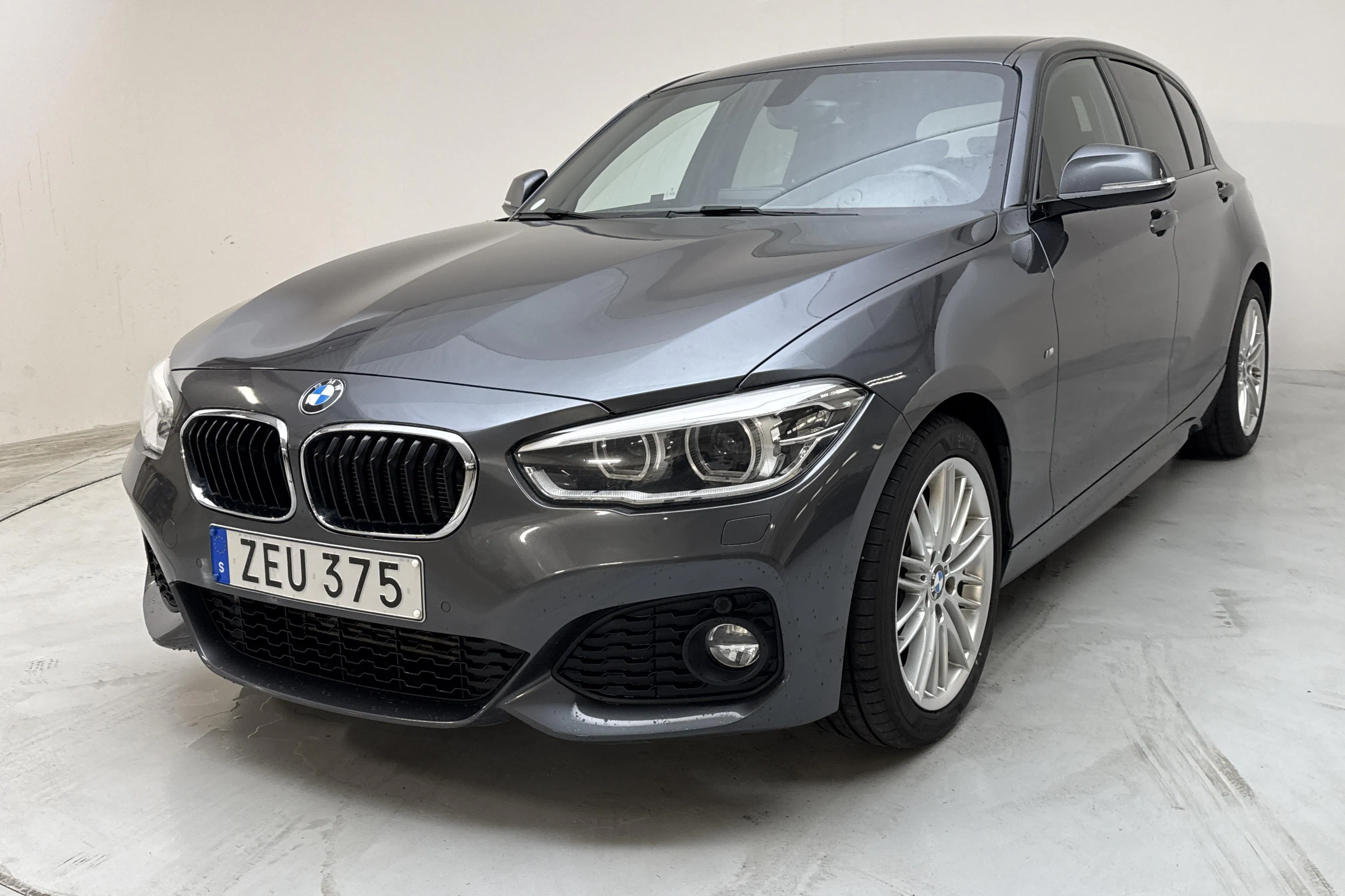Presentationsfoto 1 av 14: BMW 118i 5dr, F20 (136hk) - 10 893 mil - Manuell - grå - 2018
