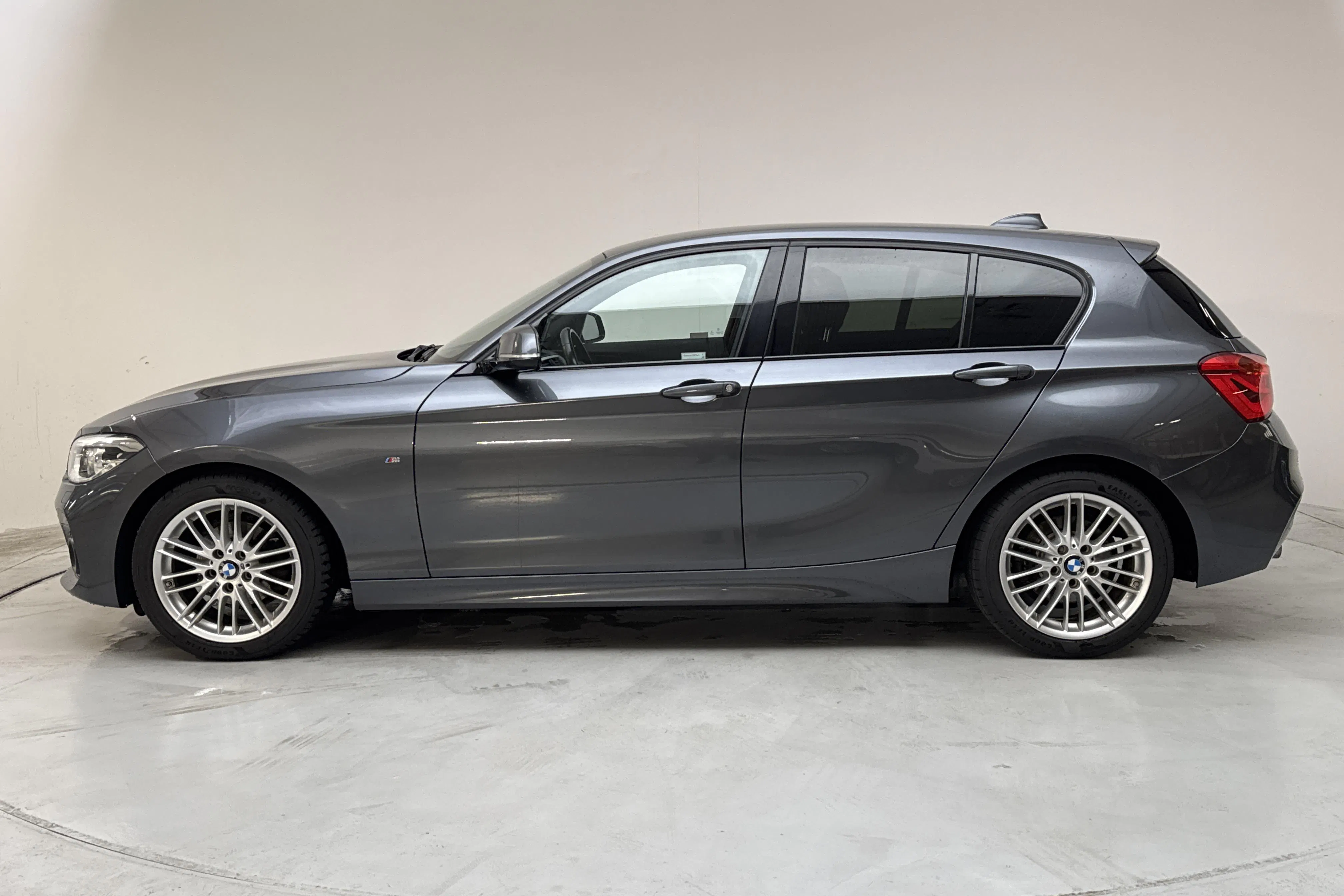 Presentationsfoto 2 av 14: BMW 118i 5dr, F20 (136hk) - 10 893 mil - Manuell - grå - 2018