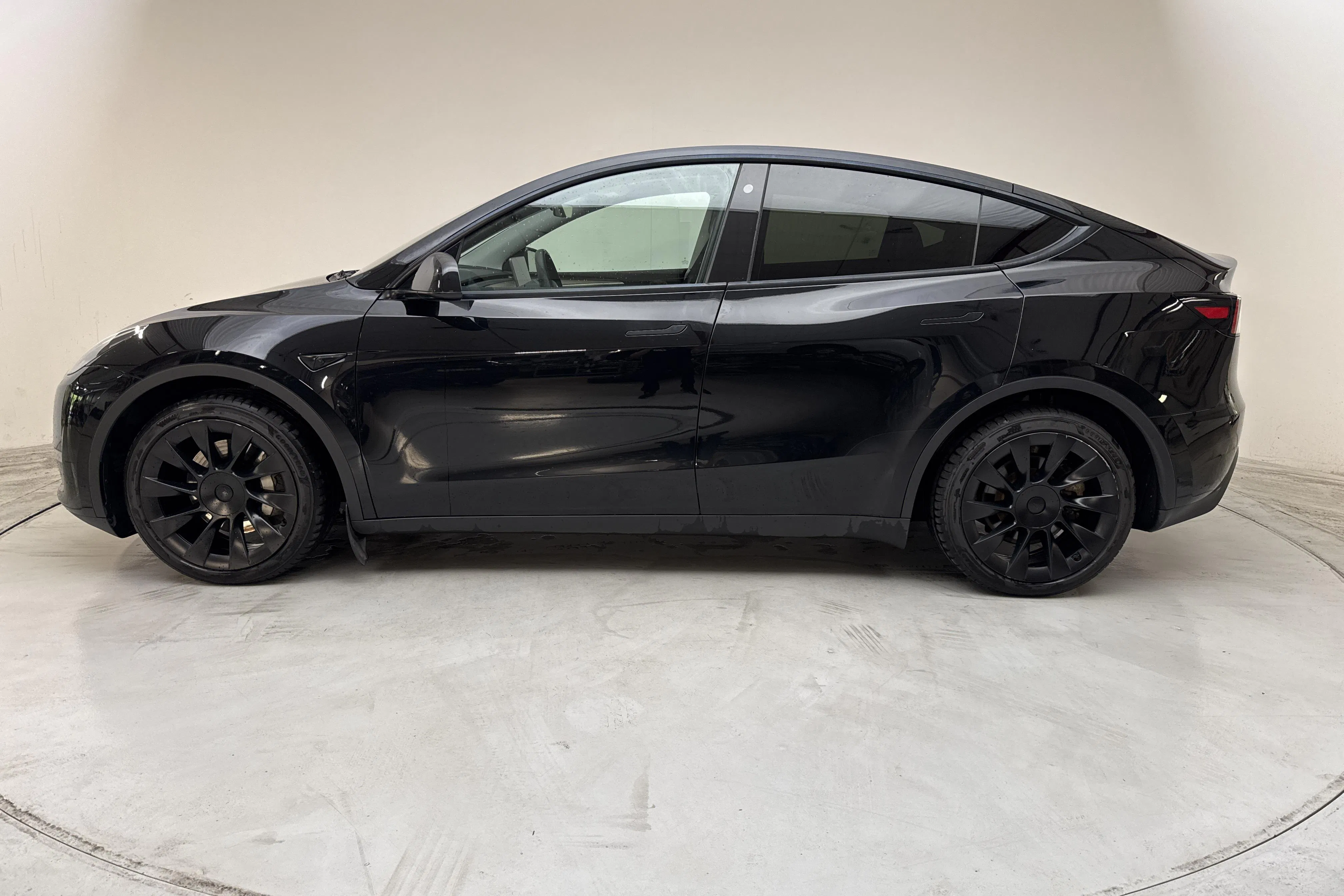 Presentationsfoto 2 av 20: Tesla Model Y Long Range Dual Motor AWD - 15 721 mil - Automat - svart - 2023